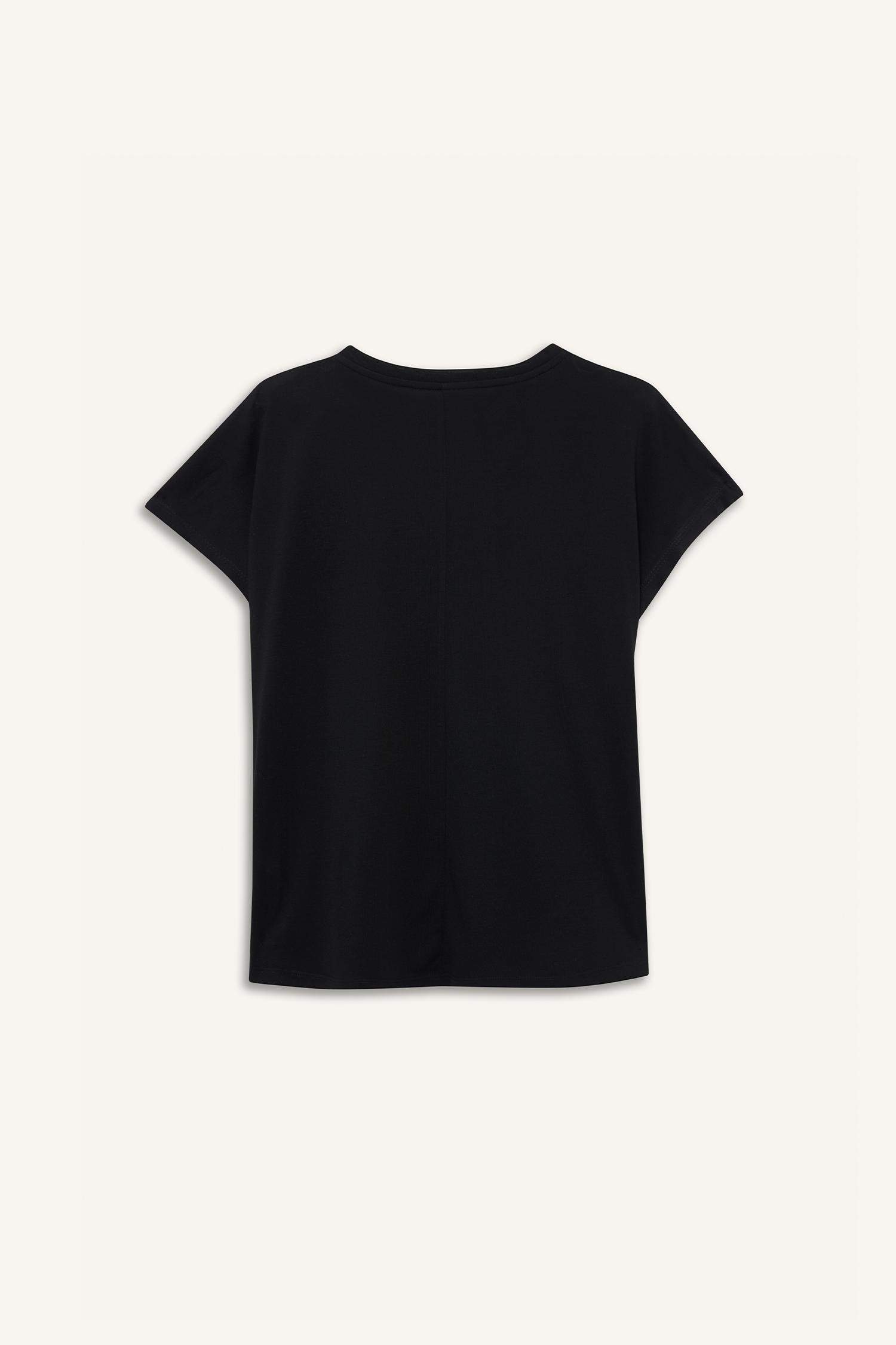 تيشيرت نص ردن بطبعة أحجار وياخة مستديرة