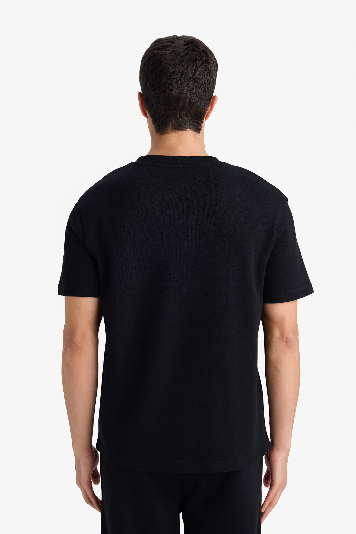 تيشيرت بيزك نص كم برقبة مستديرة