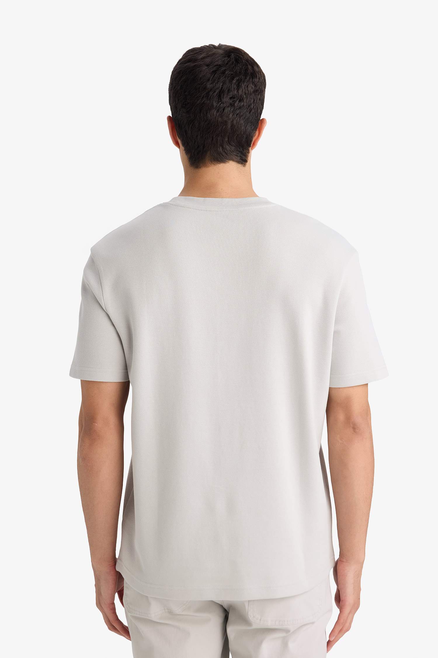 تيشيرت بيزك نص كم برقبة مستديرة