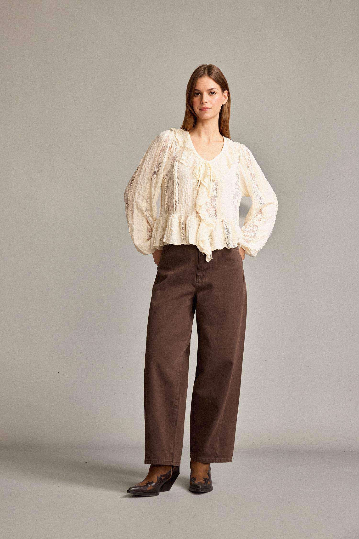 V Yaka Önden Bağlamalı Volanlı Dantel Bluz