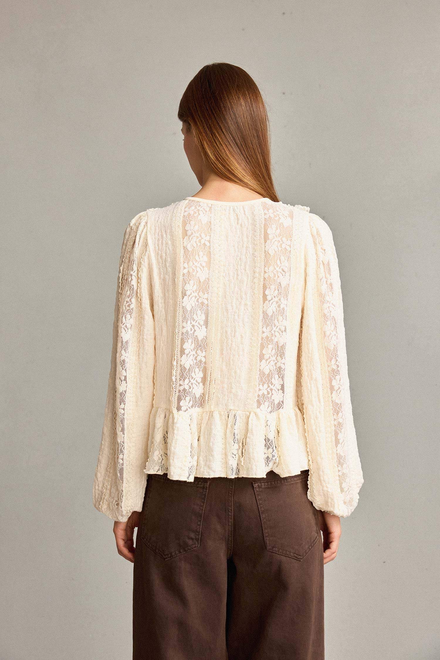 V Yaka Önden Bağlamalı Volanlı Dantel Bluz