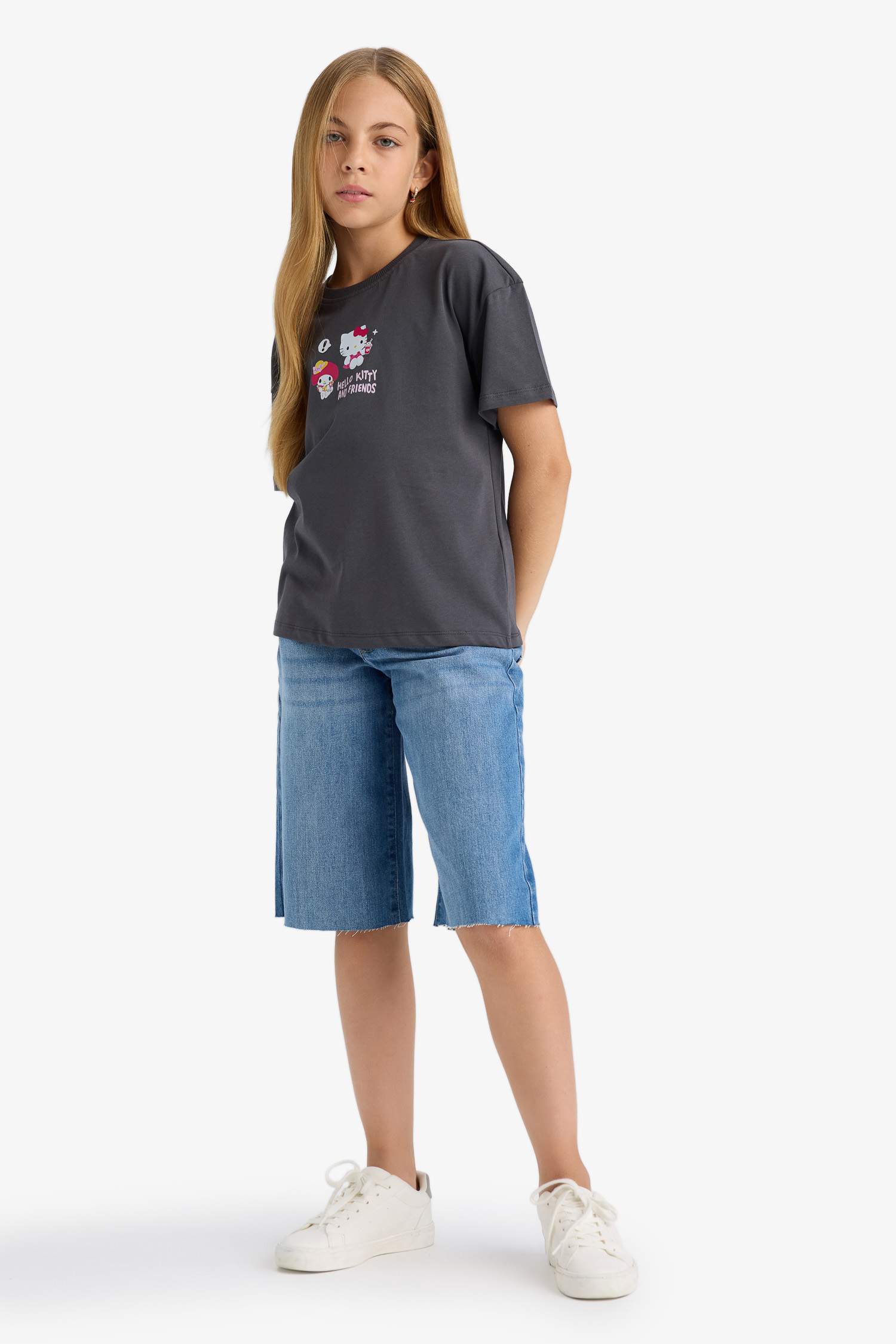 Kız Çocuk Hello Kitty Relax Fit Bisiklet Yaka Sırt Baskılı Kısa Kollu Tişört