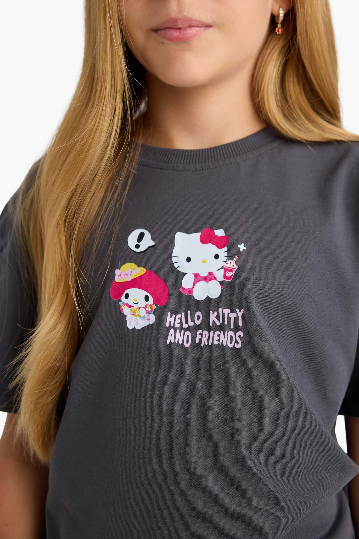 Kız Çocuk Hello Kitty Relax Fit Bisiklet Yaka Sırt Baskılı Kısa Kollu Tişört