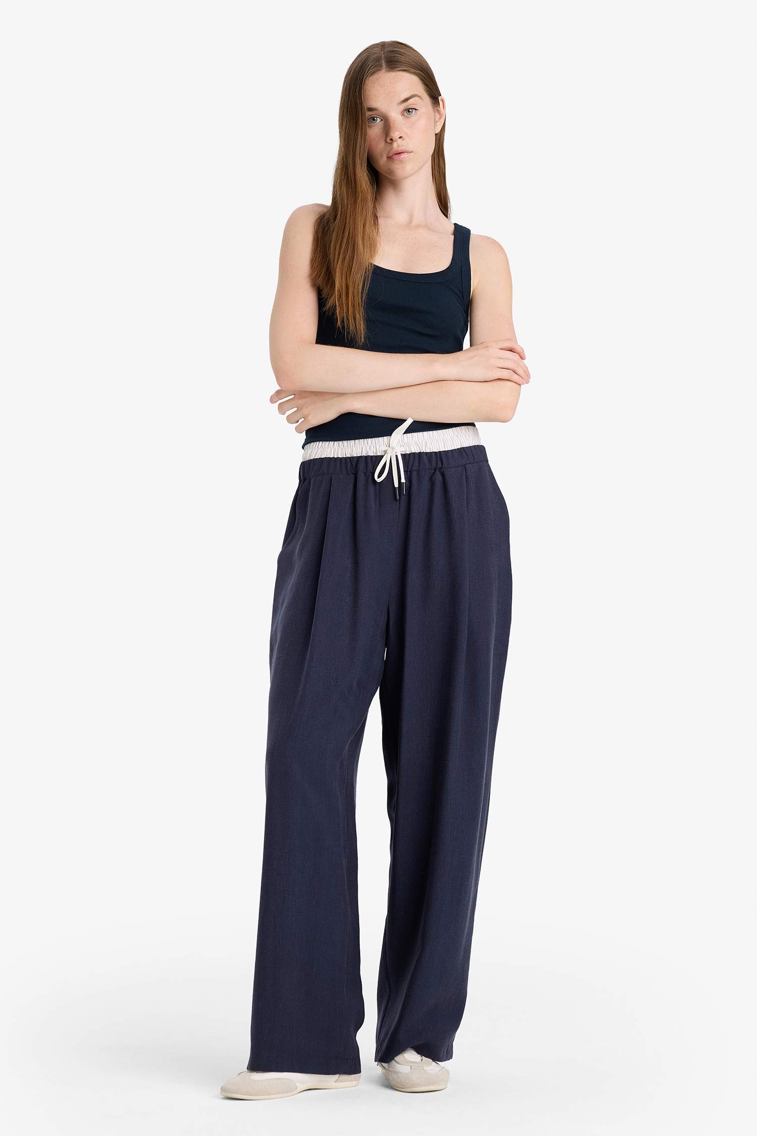 بنطرون باجي فيت قماش ايوسل بجيب وخصر عادي