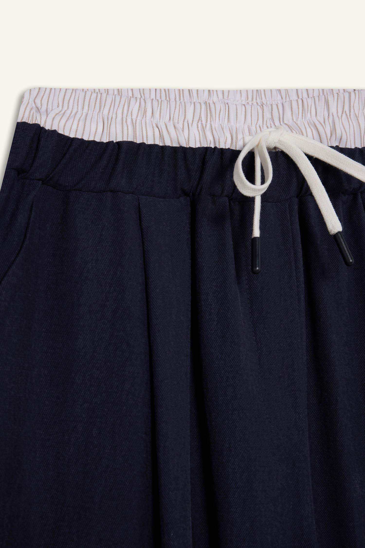 بنطرون باجي فيت قماش ايوسل بجيب وخصر عادي