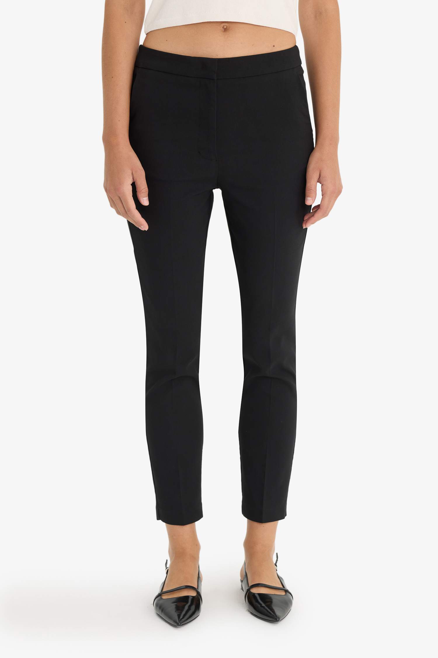 بنطرون كاروت فيت برجل ضيق بجيب وخصر عالي