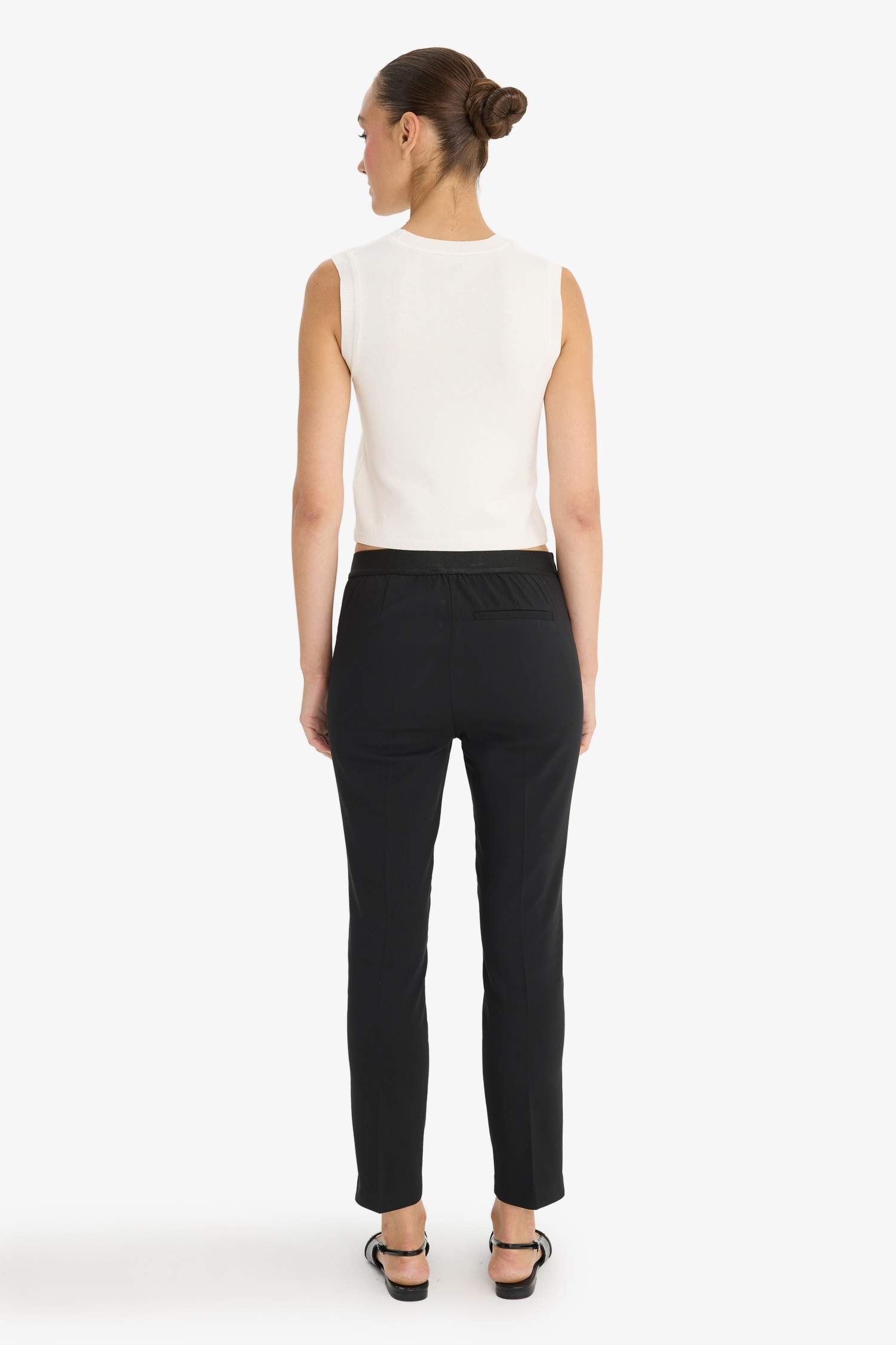 بنطرون كاروت فيت برجل ضيق بجيب وخصر عالي