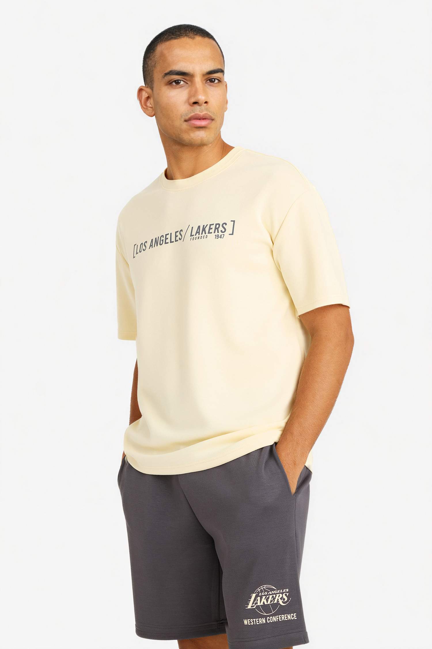 Футболка NBA Los Angeles Lakers Relax Fit с круглым вырезом и коротким рукавом