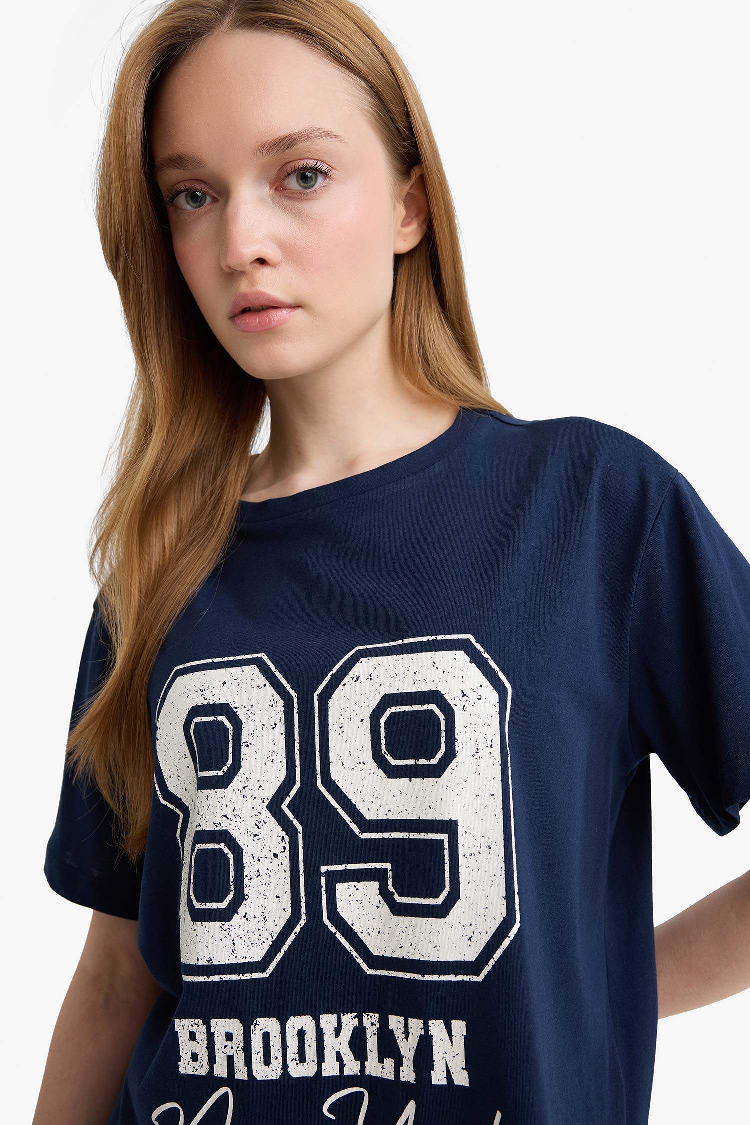 تيشيرت نص ردن قصة عادية بياخة مستديرة بطبعة أرقام