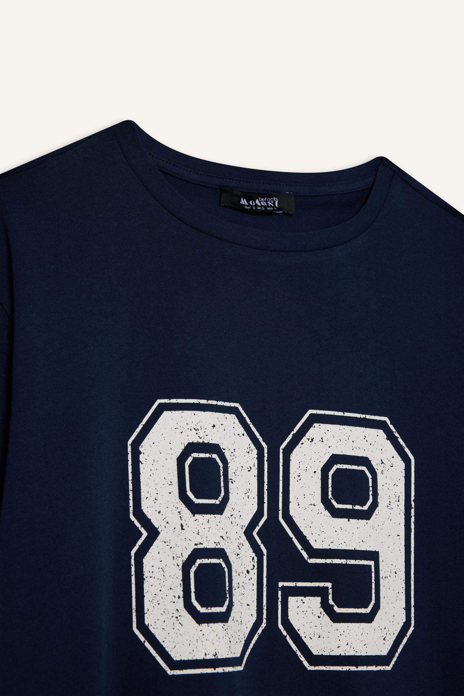 تيشيرت نص ردن قصة عادية بياخة مستديرة بطبعة أرقام