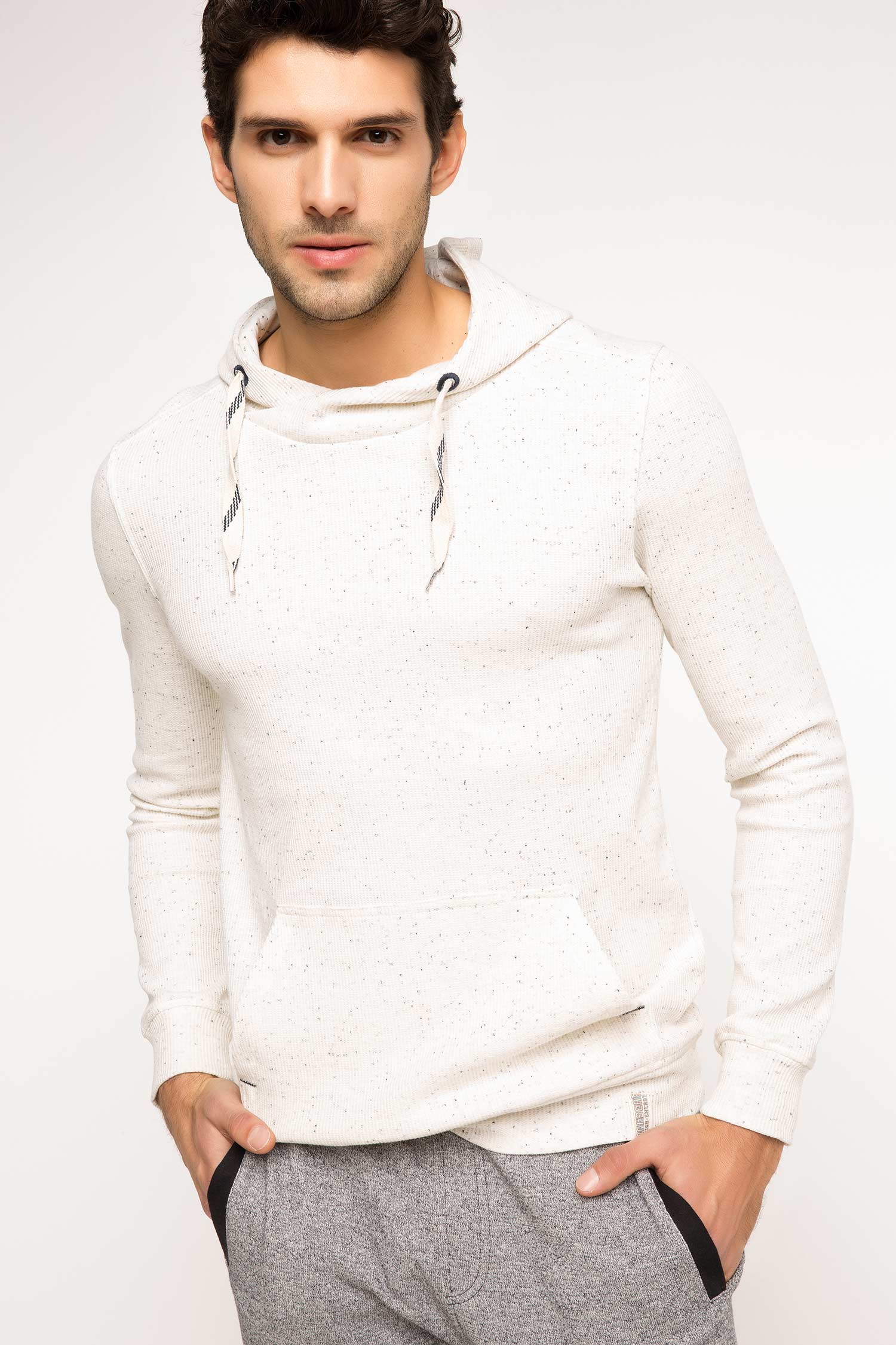 Defacto Kapüşonlu Sweatshirt. 1
