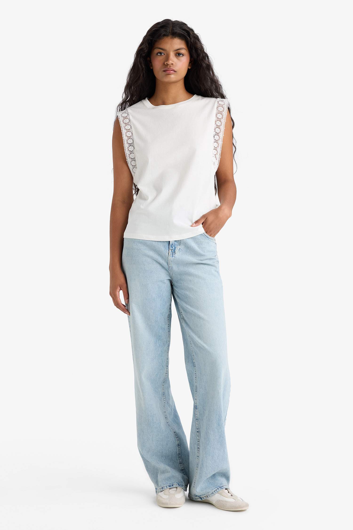 Regular Fit Bisiklet Yaka Nakış Detaylı Penye Atlet