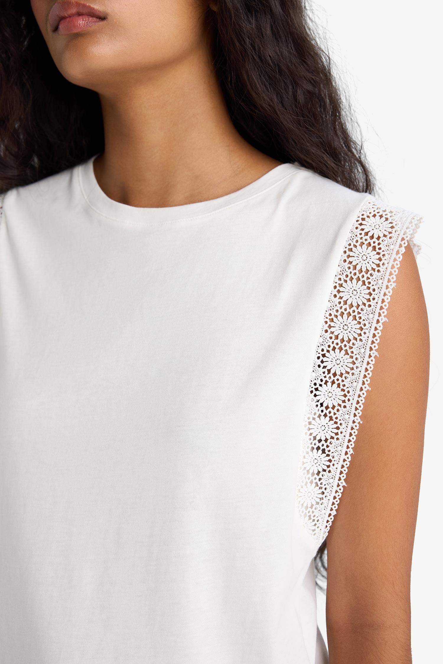 Regular Fit Bisiklet Yaka Nakış Detaylı Penye Atlet