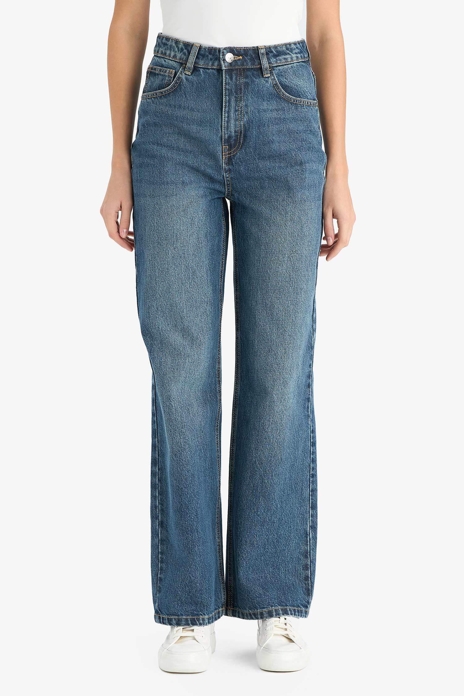 سروال جينز وايد ليج برجل عادي