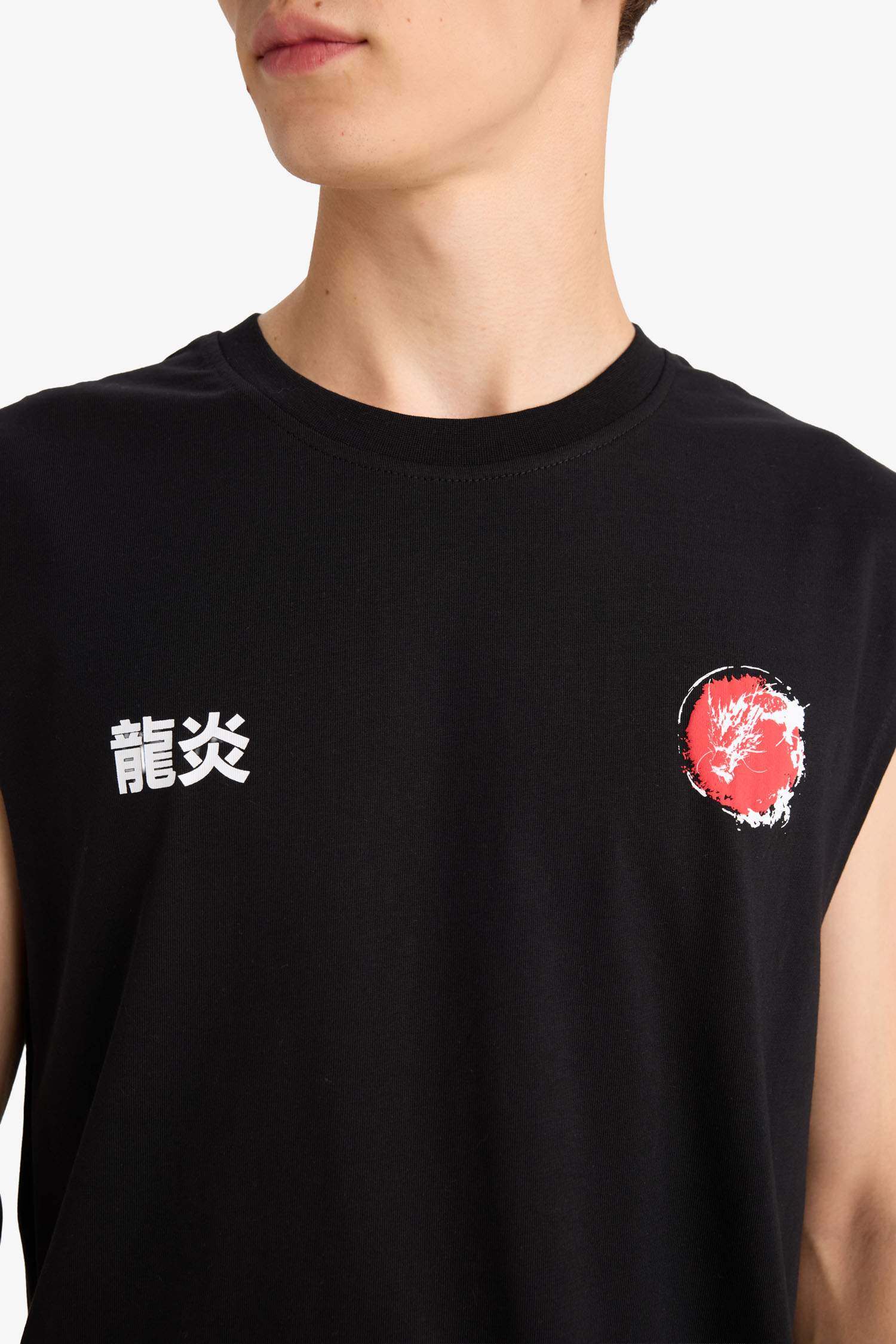 فانيلة أوفر سايز مطبوع بياقة مستديرة