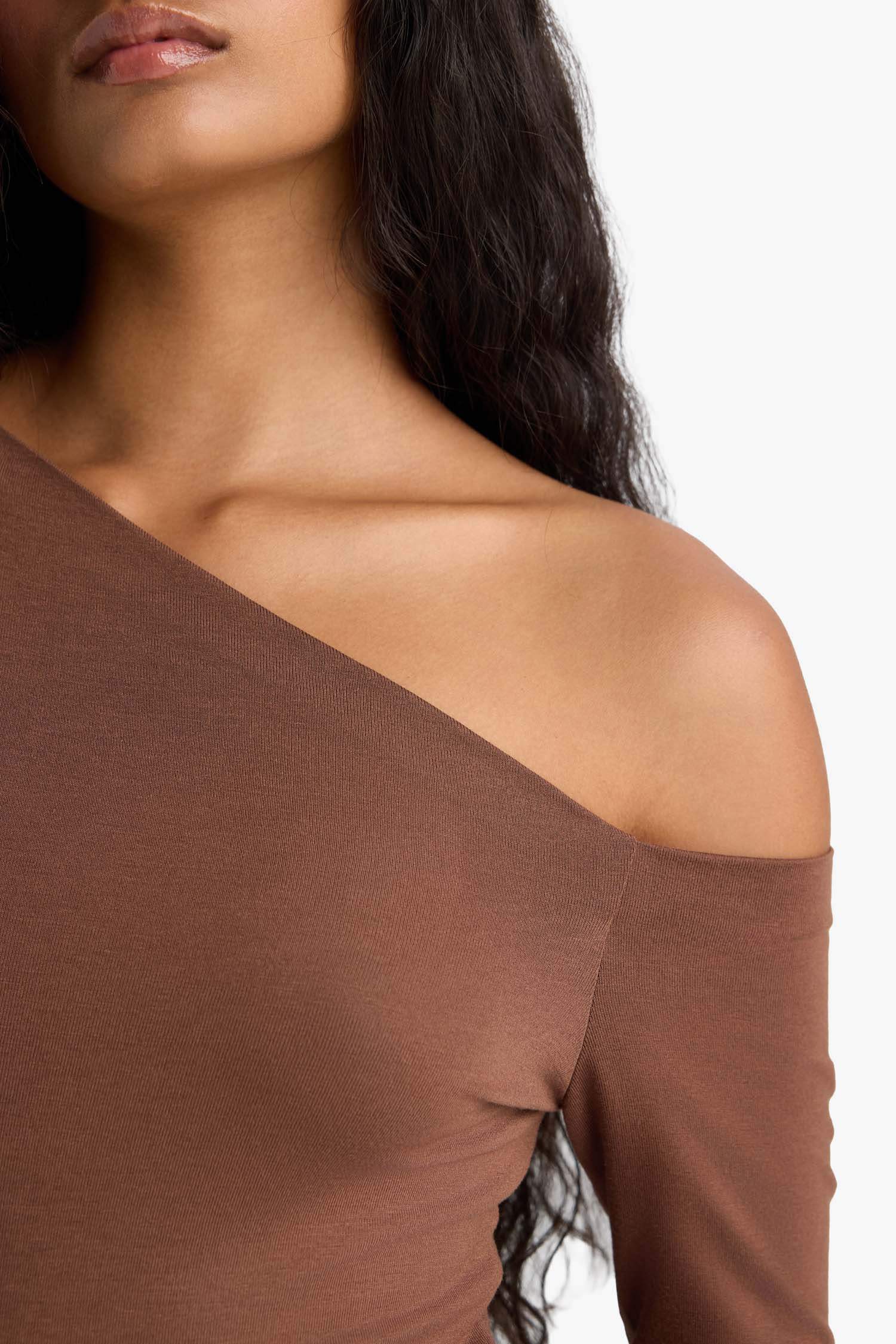 تيشيرت كم طويل سليم فيت بكتف واحد