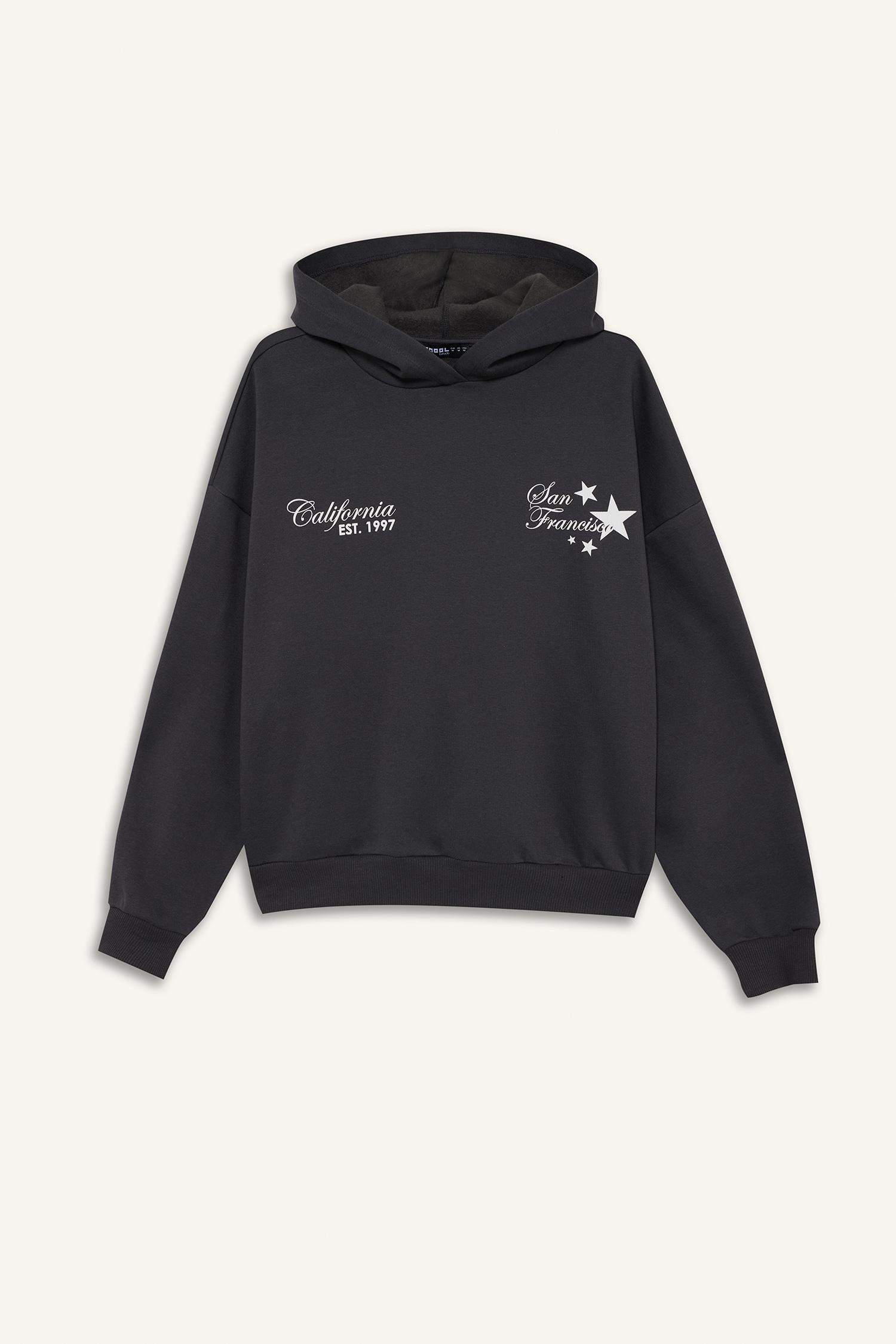 سويت شيرت مطبوع قصة مريحة بغطاء للرأس