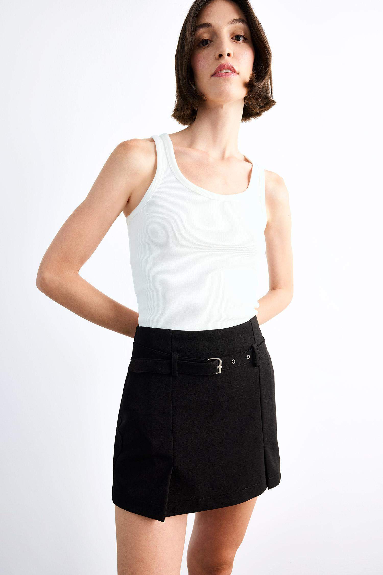 Fitted Kemer Detaylı Şort Etek