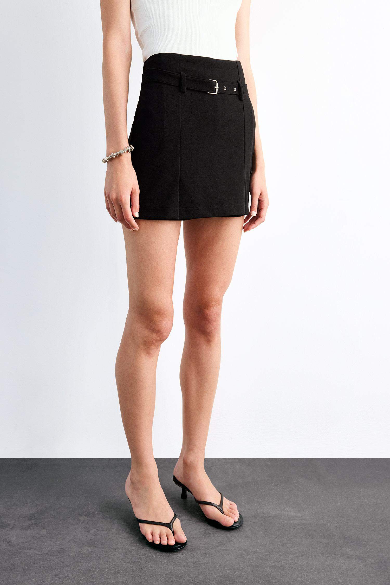 Fitted Kemer Detaylı Şort Etek