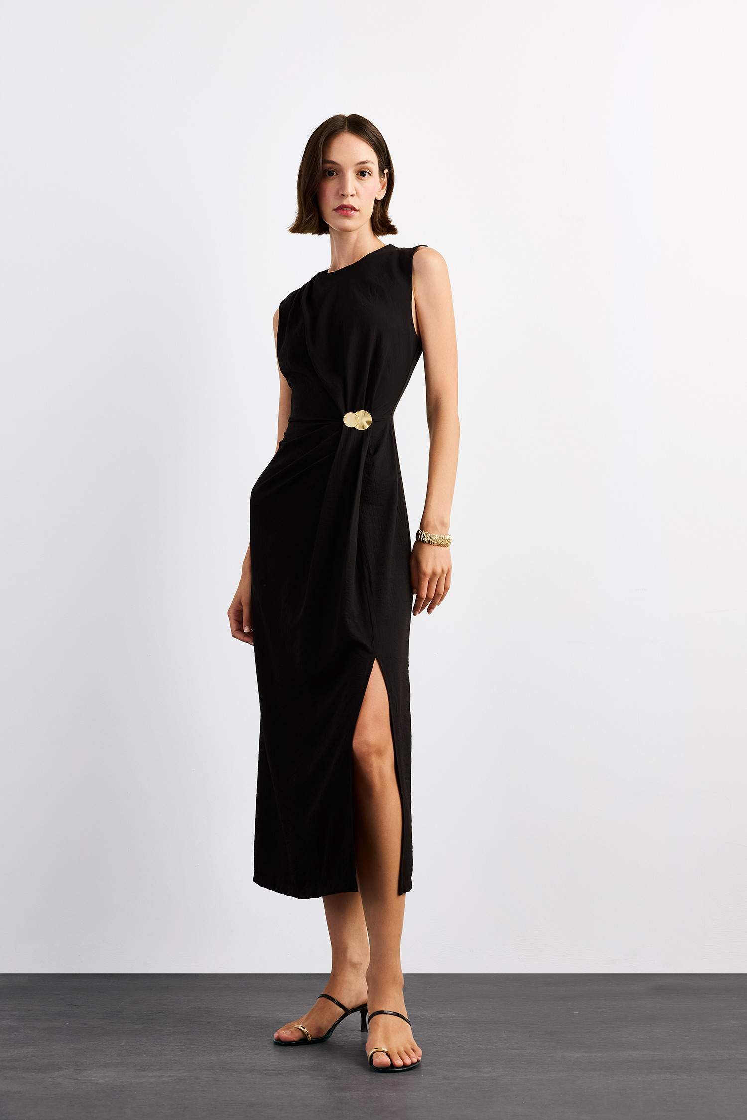 Fitted Toka Detaylı Poplin Kolsuz Yırtmaçlı Midi Elbise