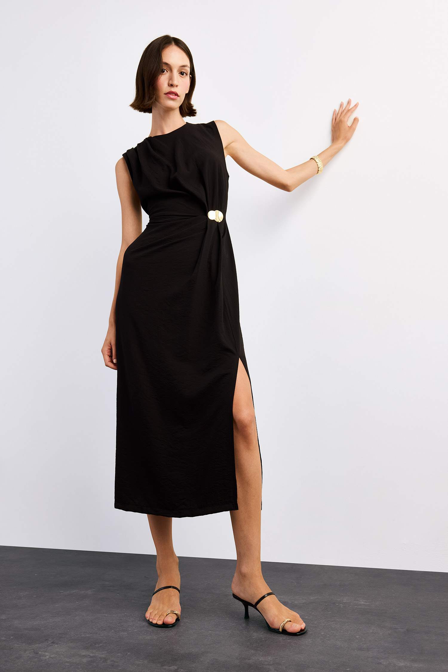 Fitted Toka Detaylı Poplin Kolsuz Yırtmaçlı Midi Elbise