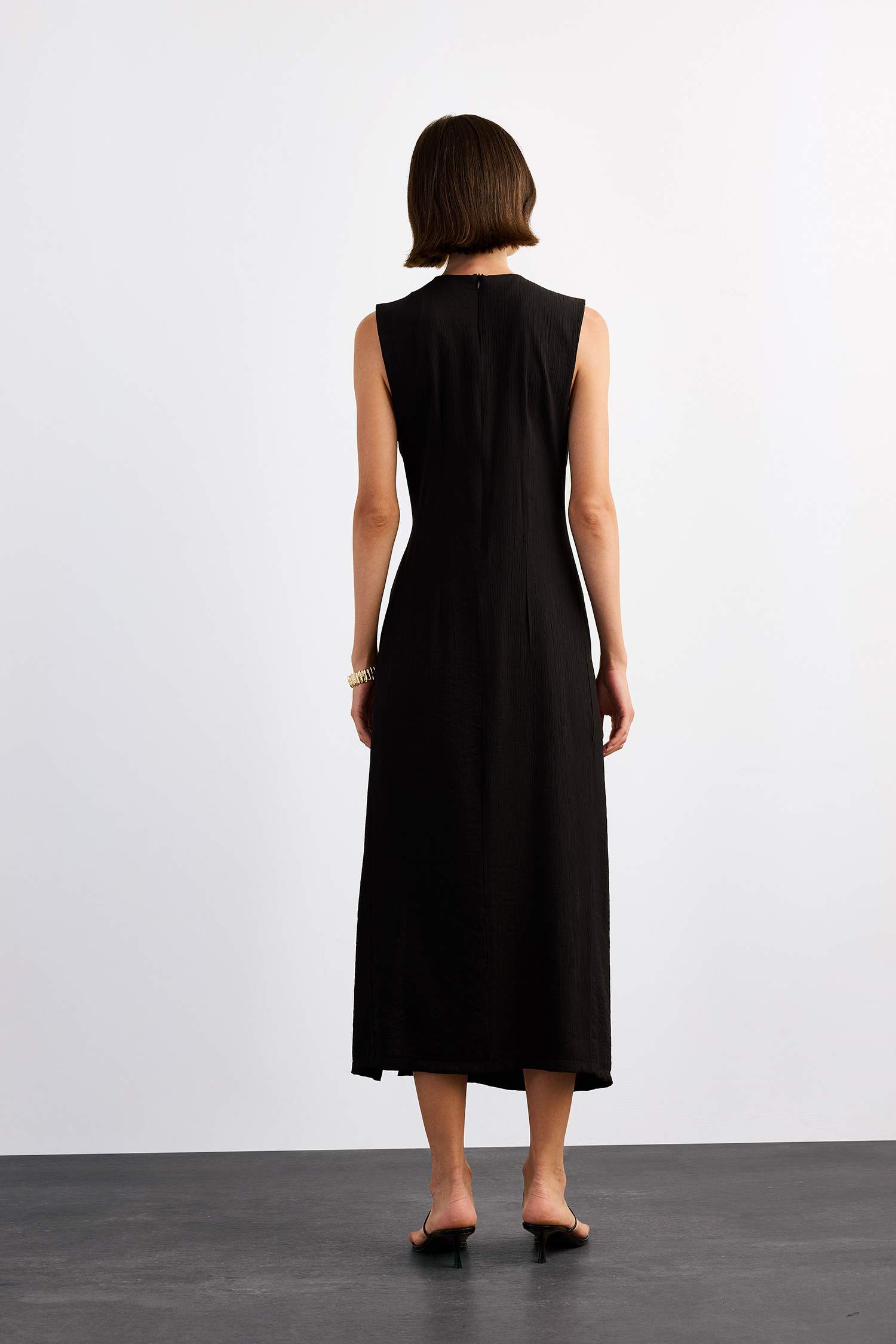 Fitted Toka Detaylı Poplin Kolsuz Yırtmaçlı Midi Elbise