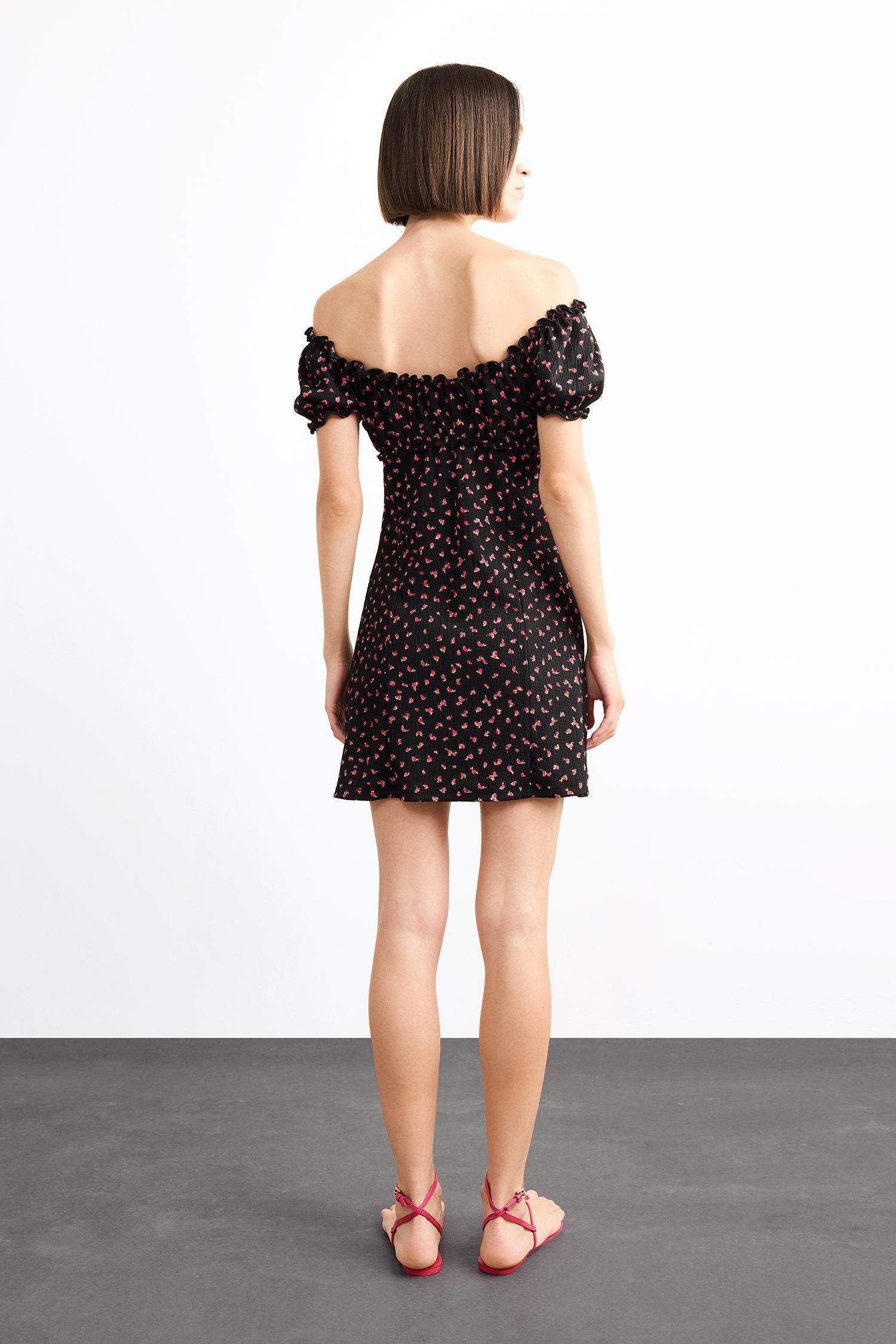 فستان قصير فلورال منسوج بقصة A ردن عريض