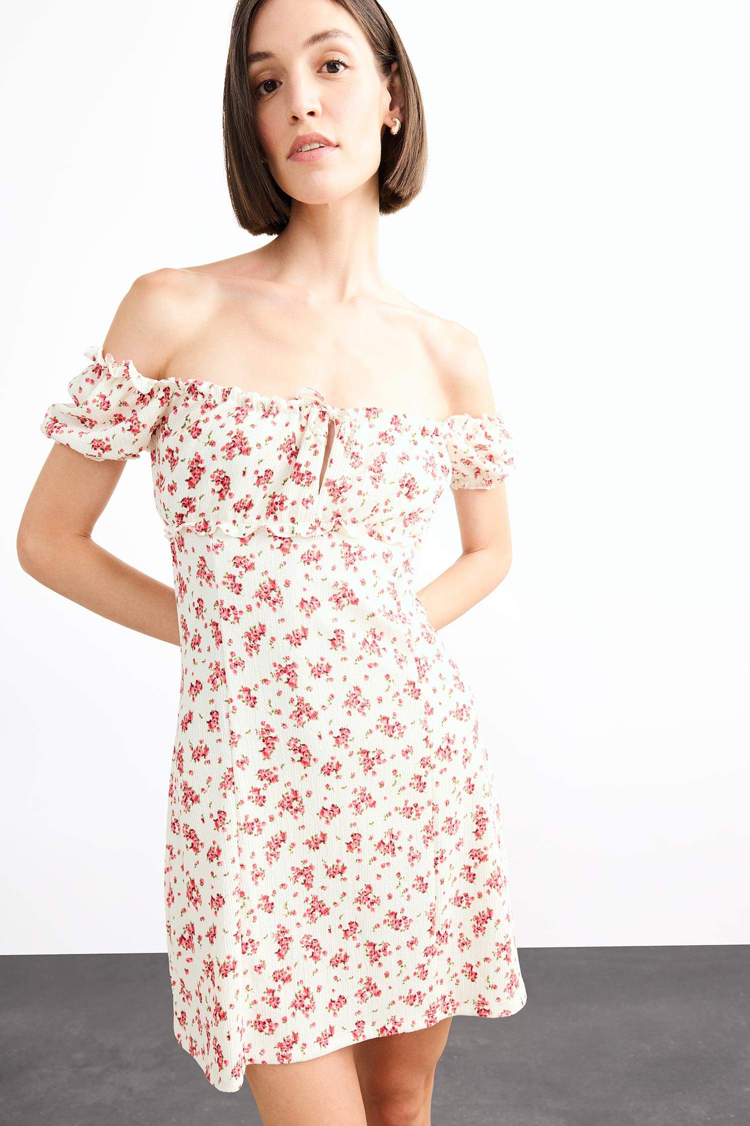 فستان قصير فلورال منسوج بقصة A ردن عريض