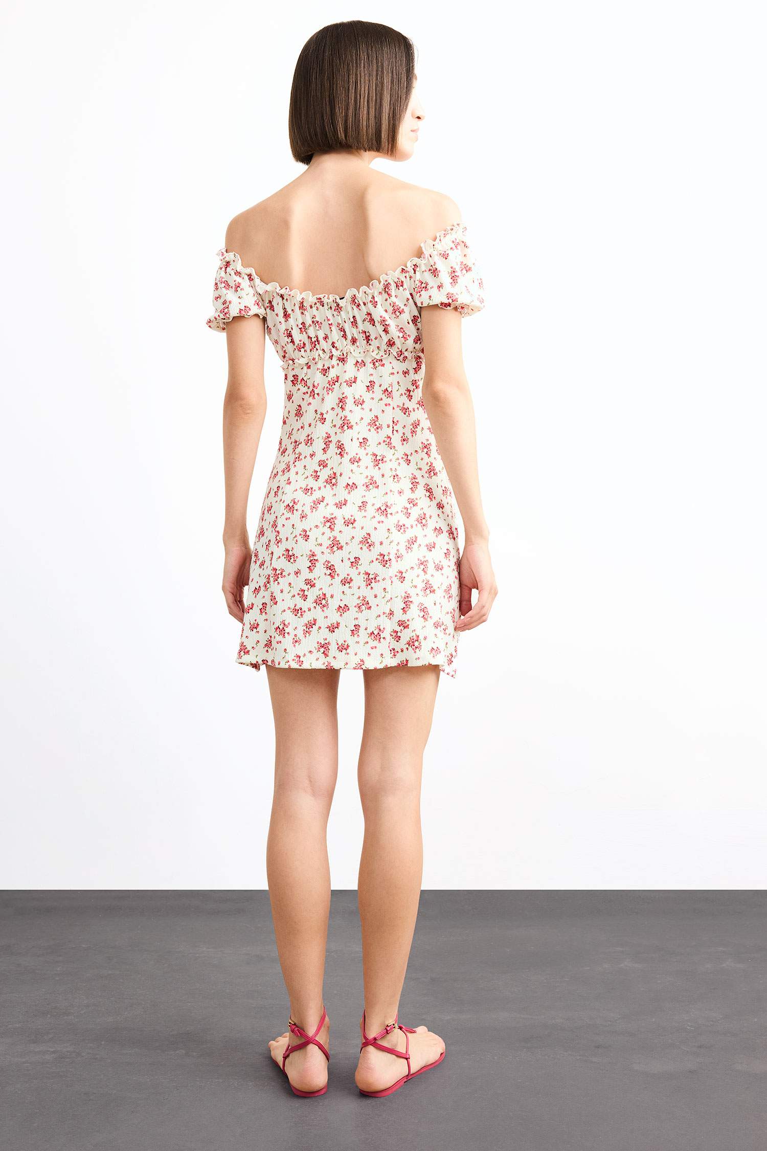 فستان قصير فلورال منسوج بقصة A ردن عريض