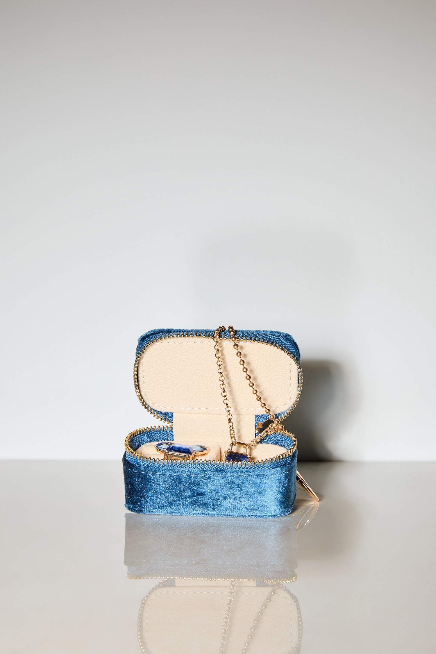 Kadın Mavi Takı Kutusu