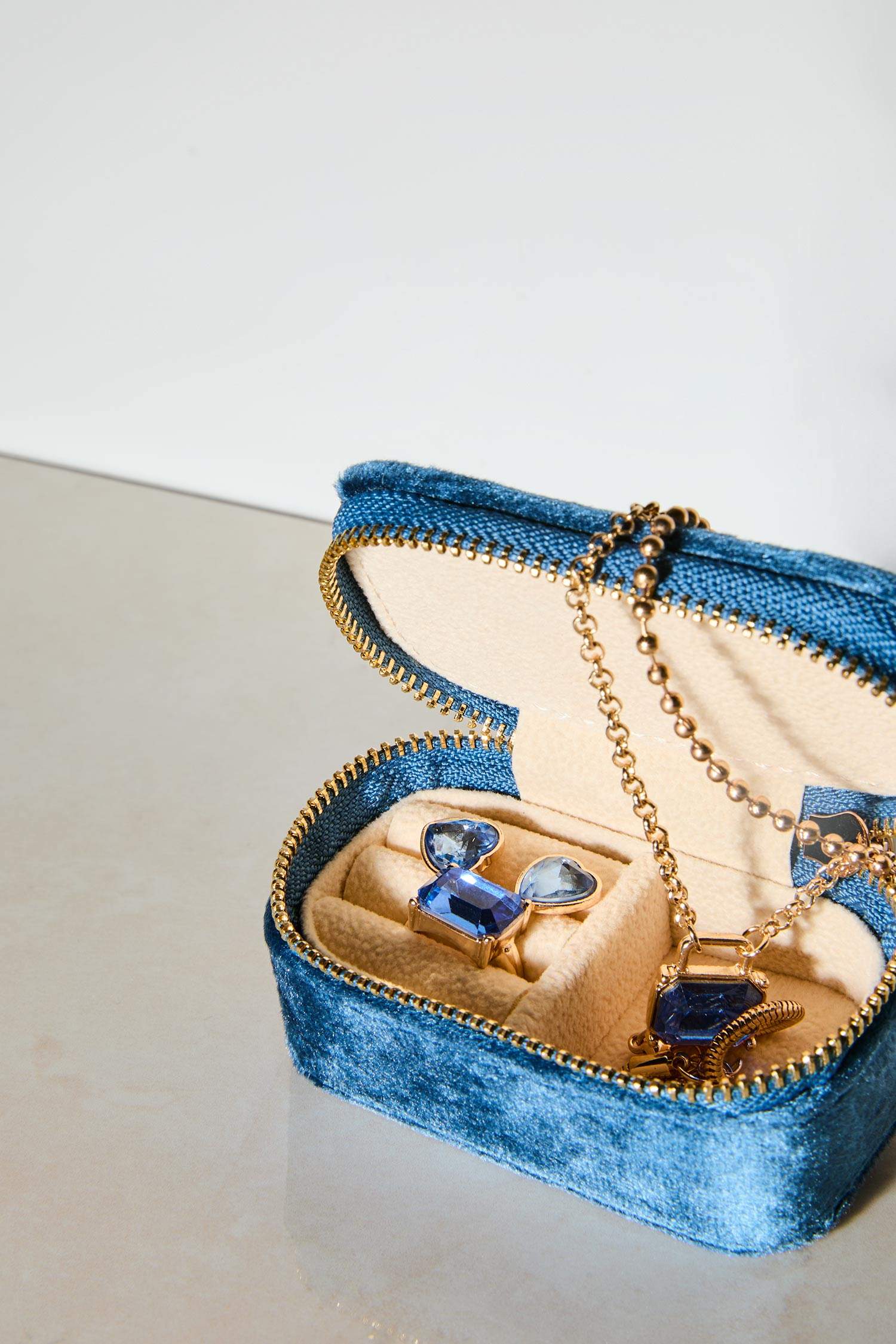 Kadın Mavi Takı Kutusu