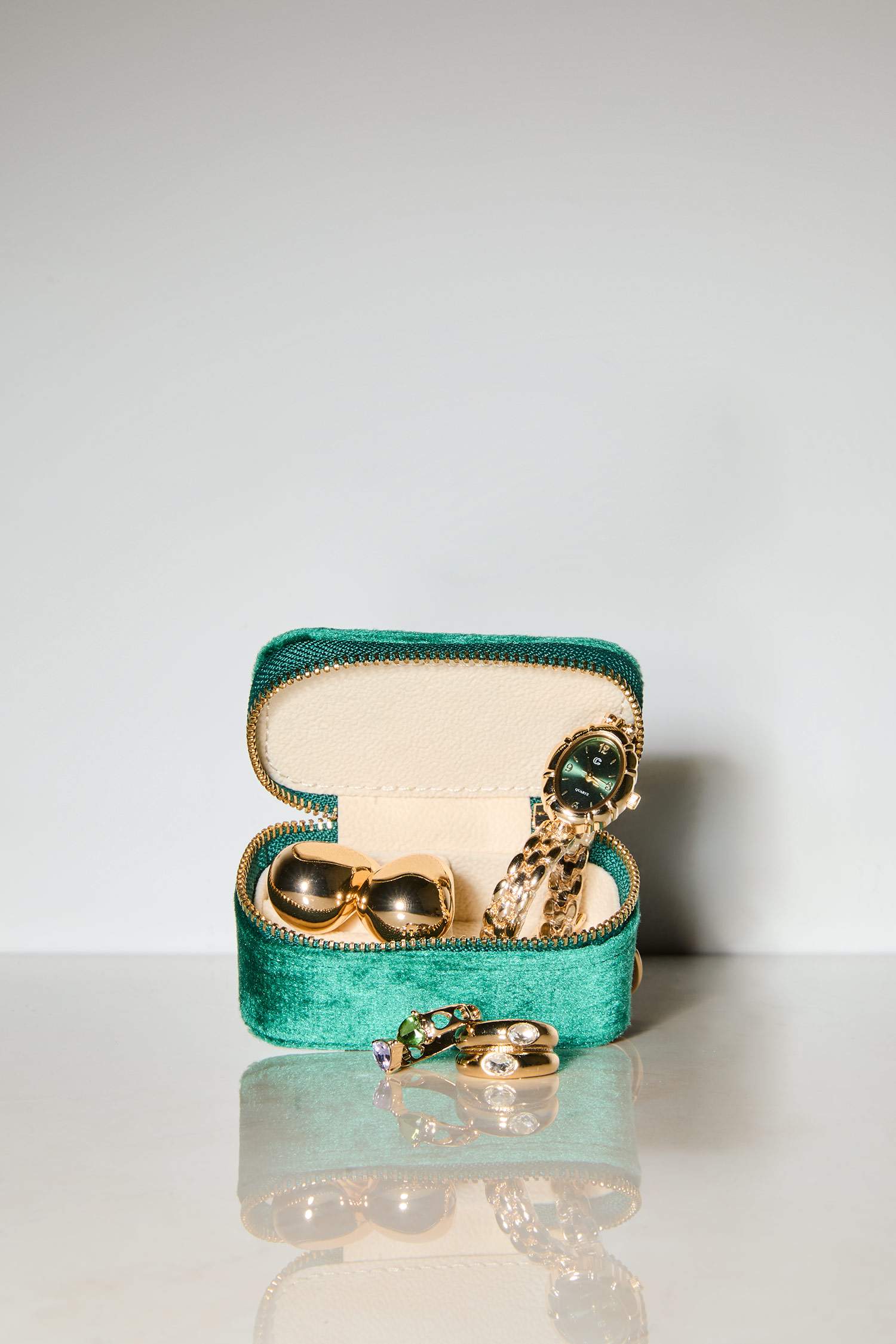 Kadın Yeşil Takı Kutusu