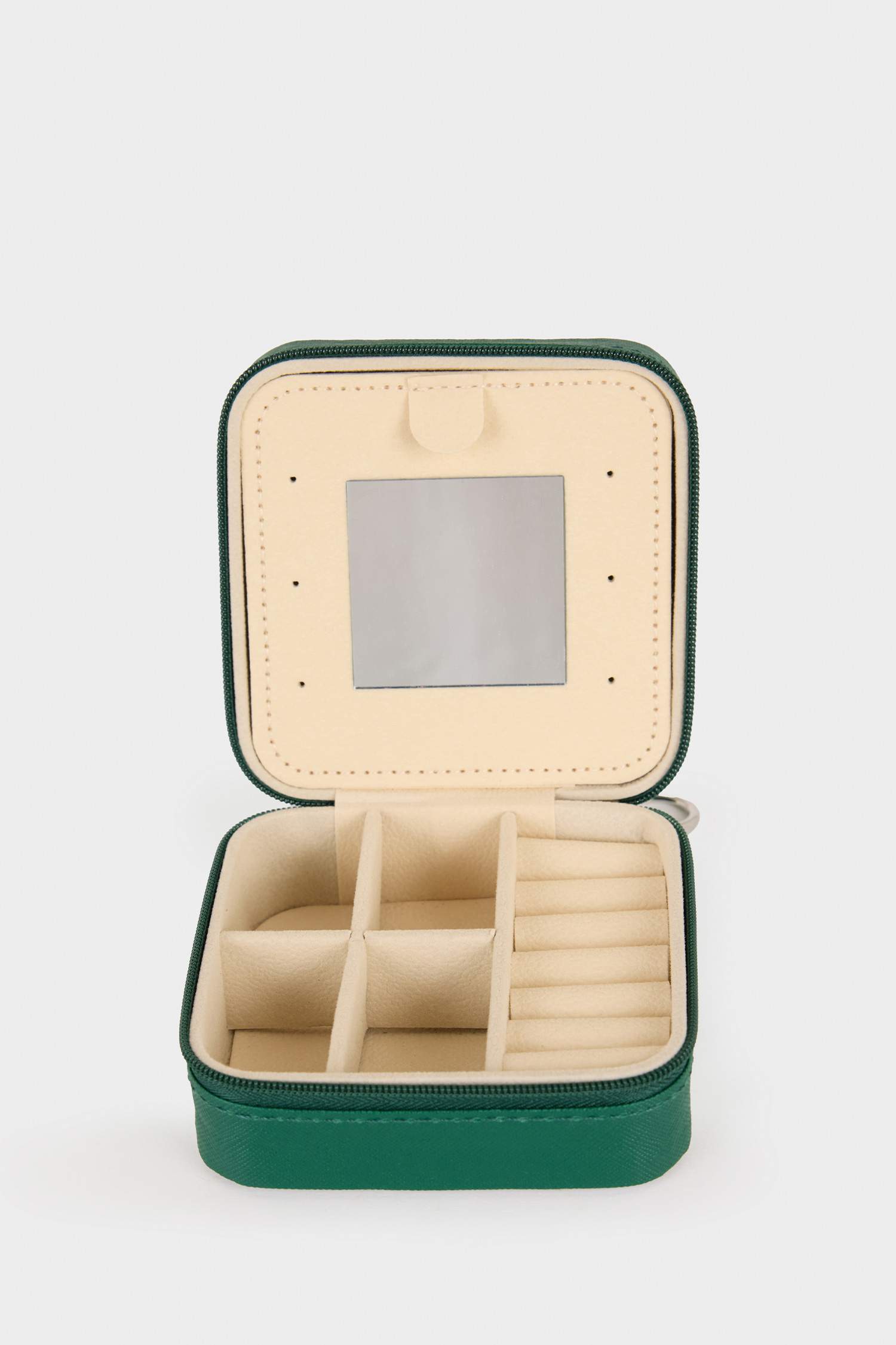 Kadın Yeşil Takı Kutusu