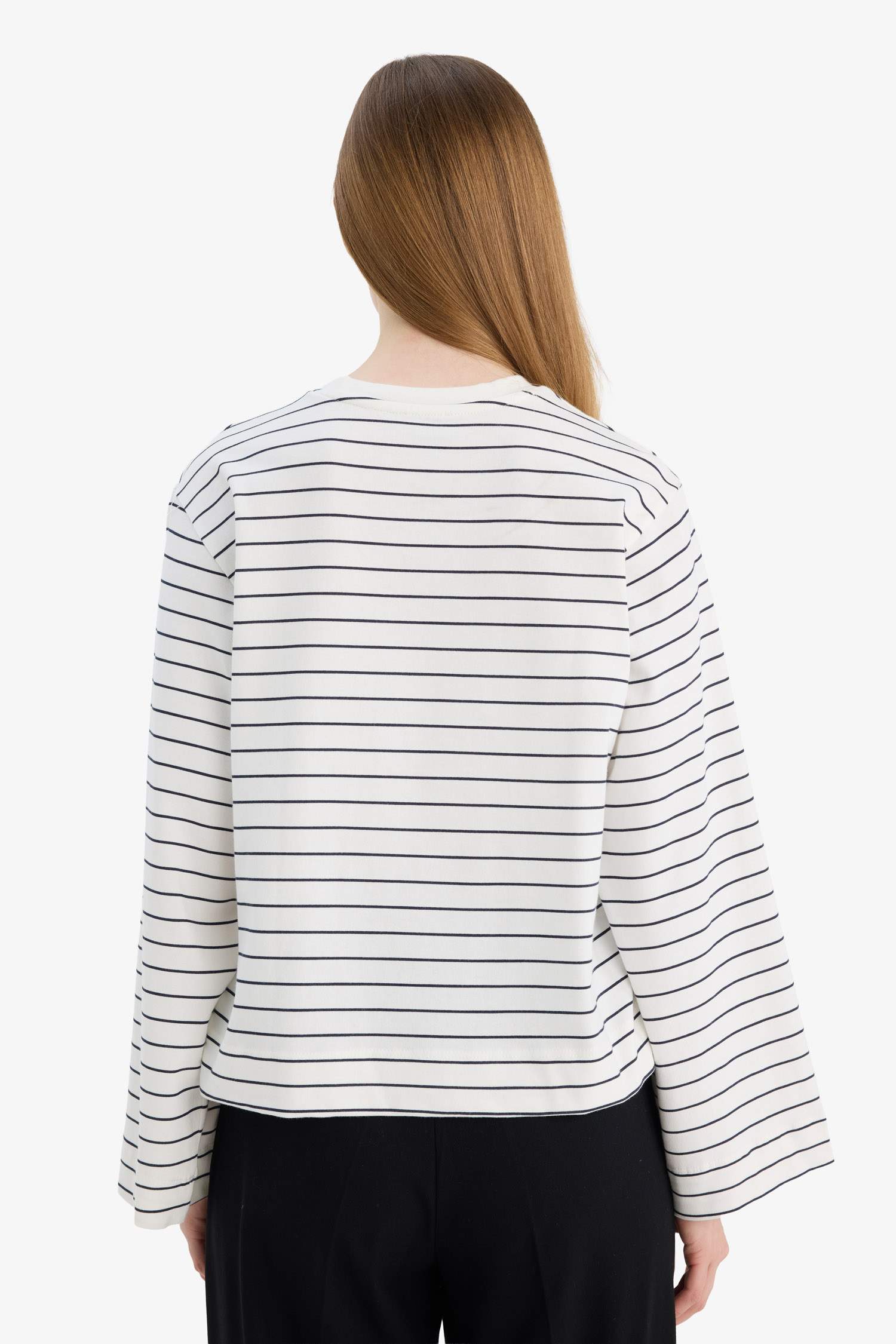 بلوز مخطط ردن طويل قصة عادية بياخة مستديرة