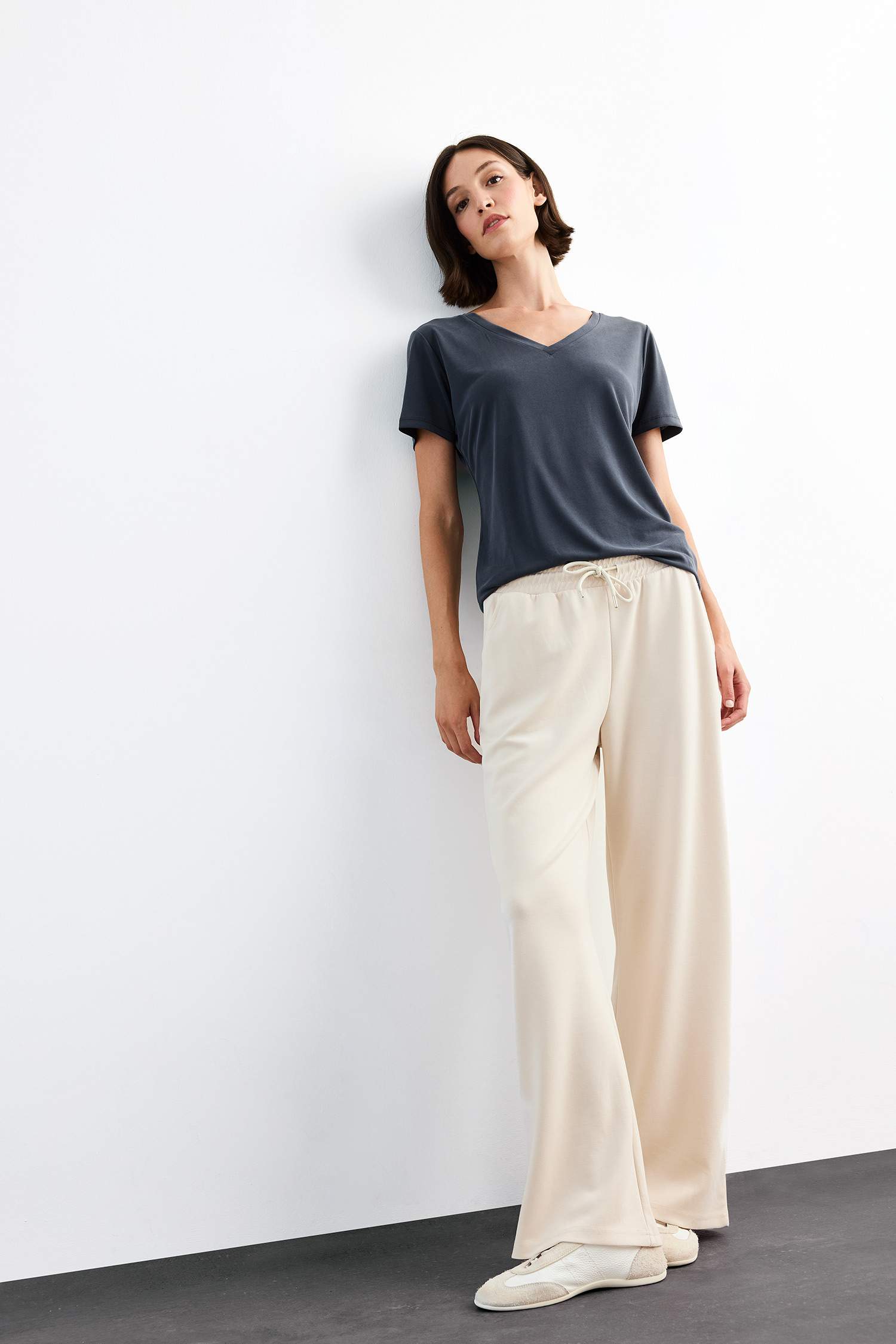 V Yaka Modal Kısa Kollu Tişört