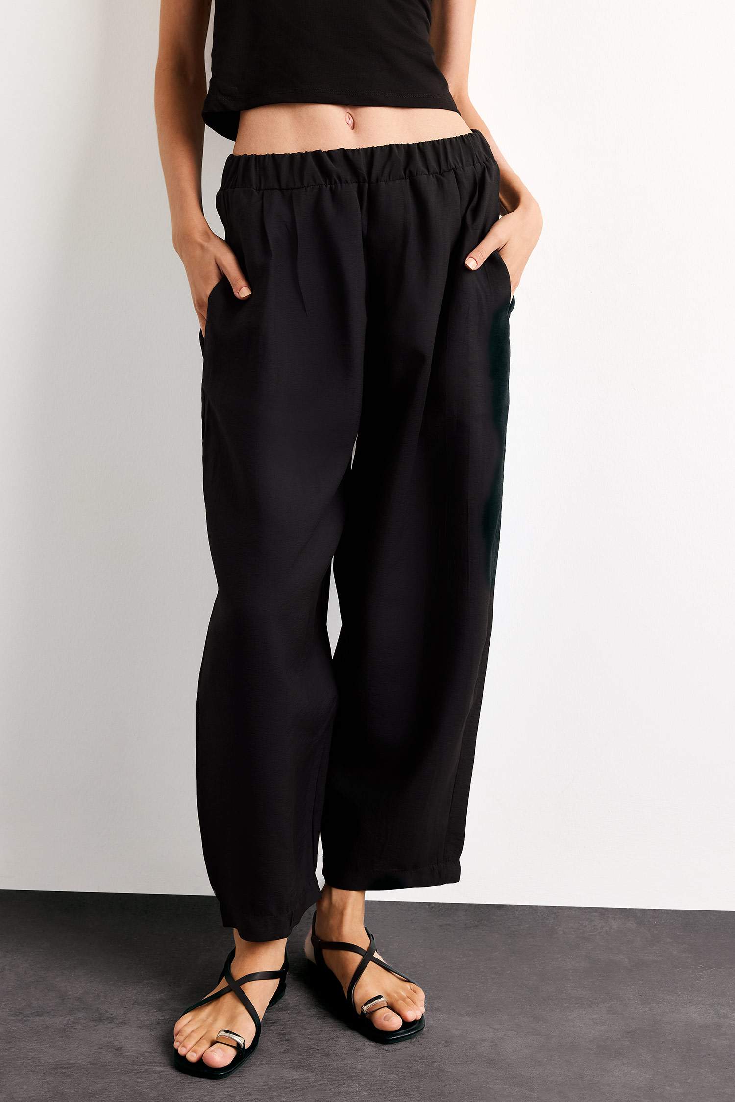 Relax Fit Beli Lastikli Düz Paça Bilek Boy Pantolon