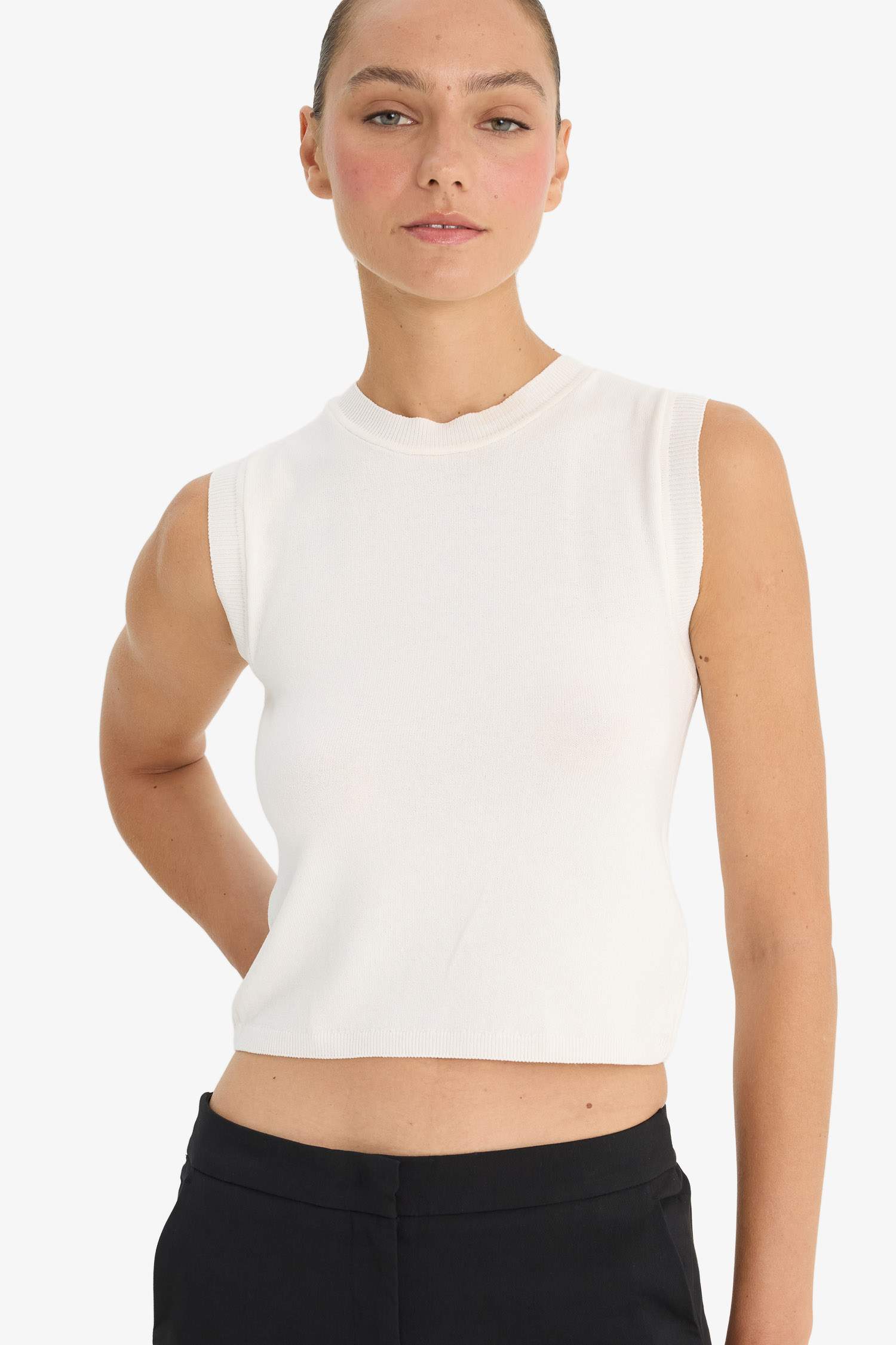 Вязаный топ без рукавов с круглым вырезом