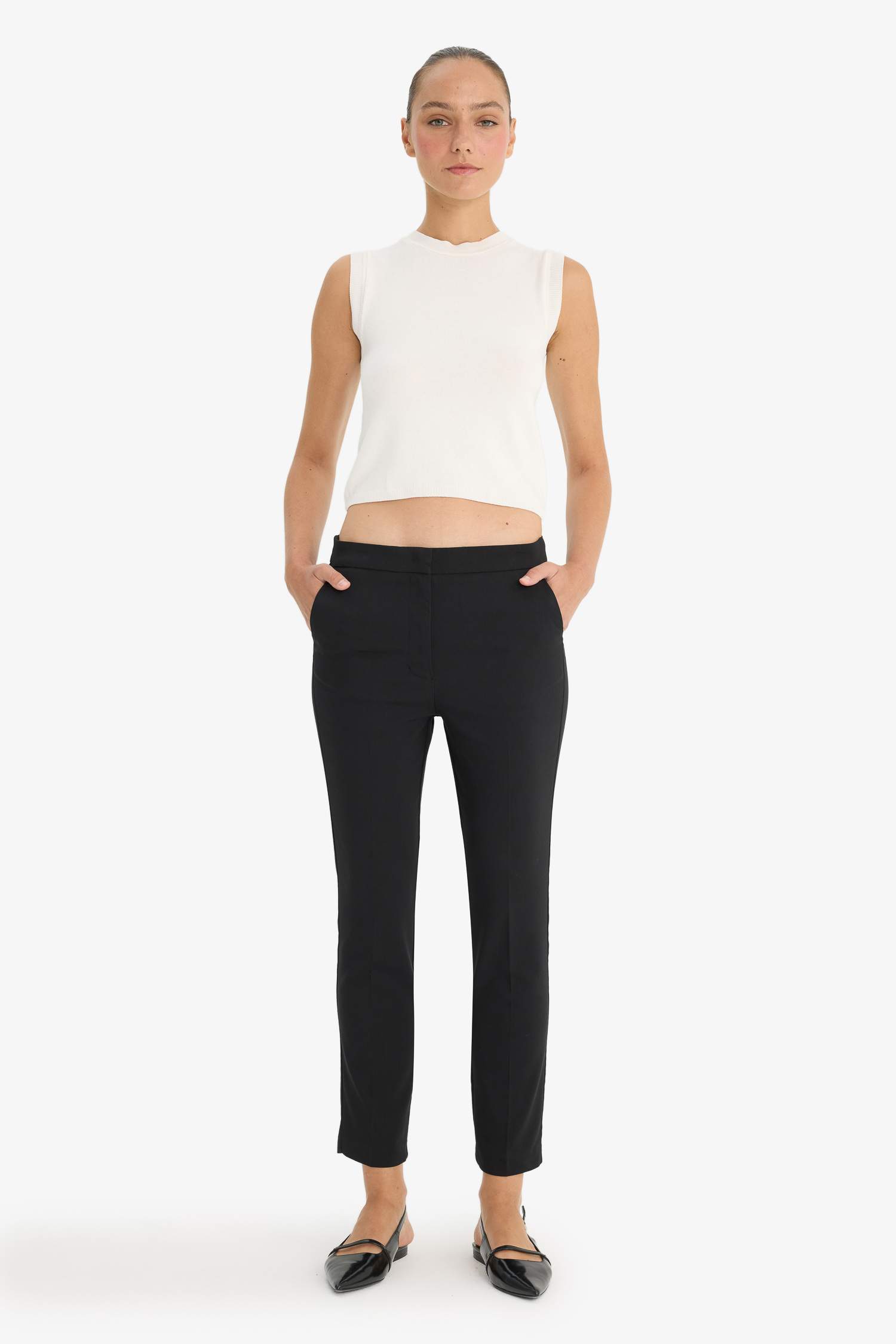 Вязаный топ без рукавов с круглым вырезом