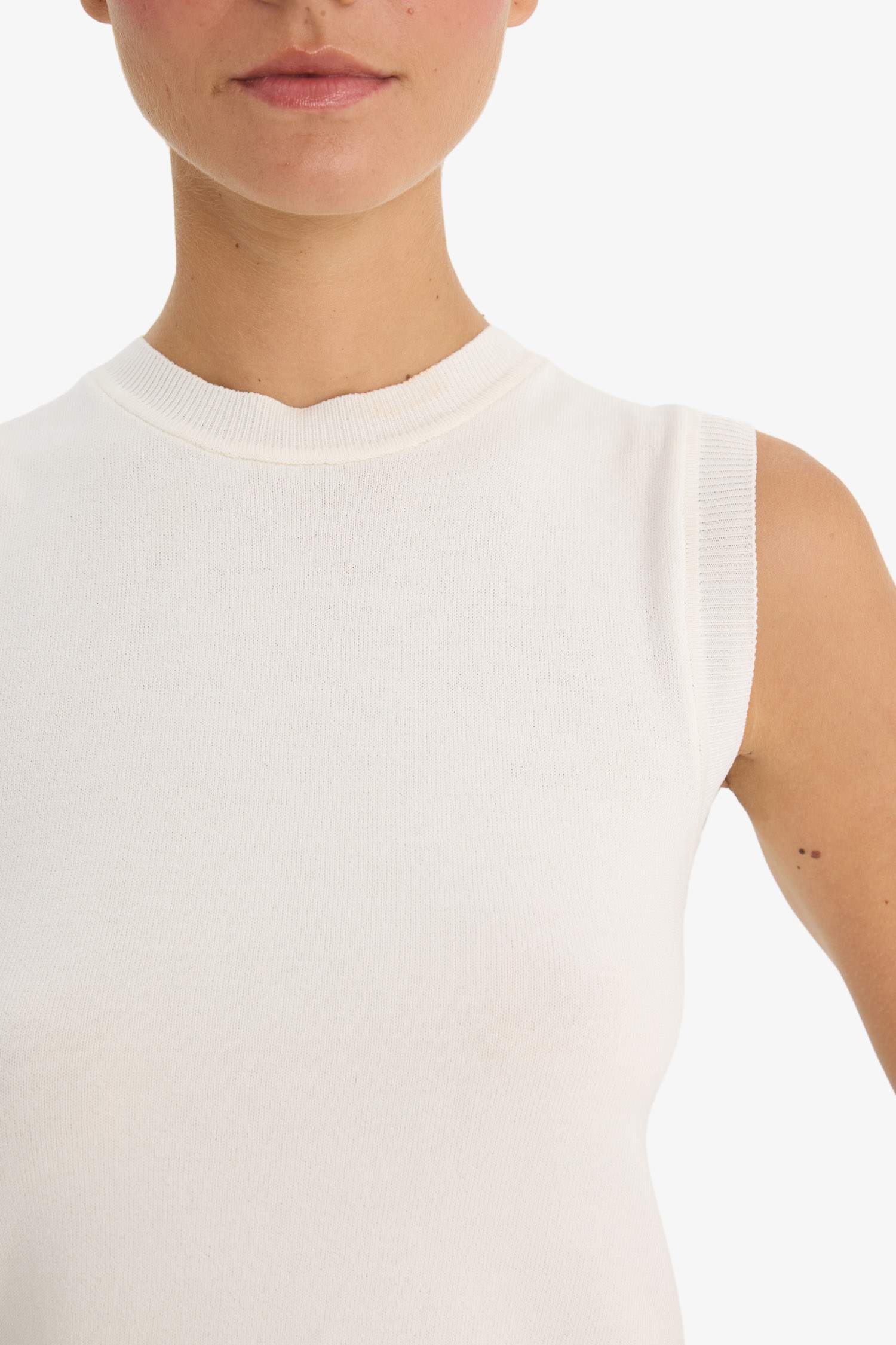 Вязаный топ без рукавов с круглым вырезом