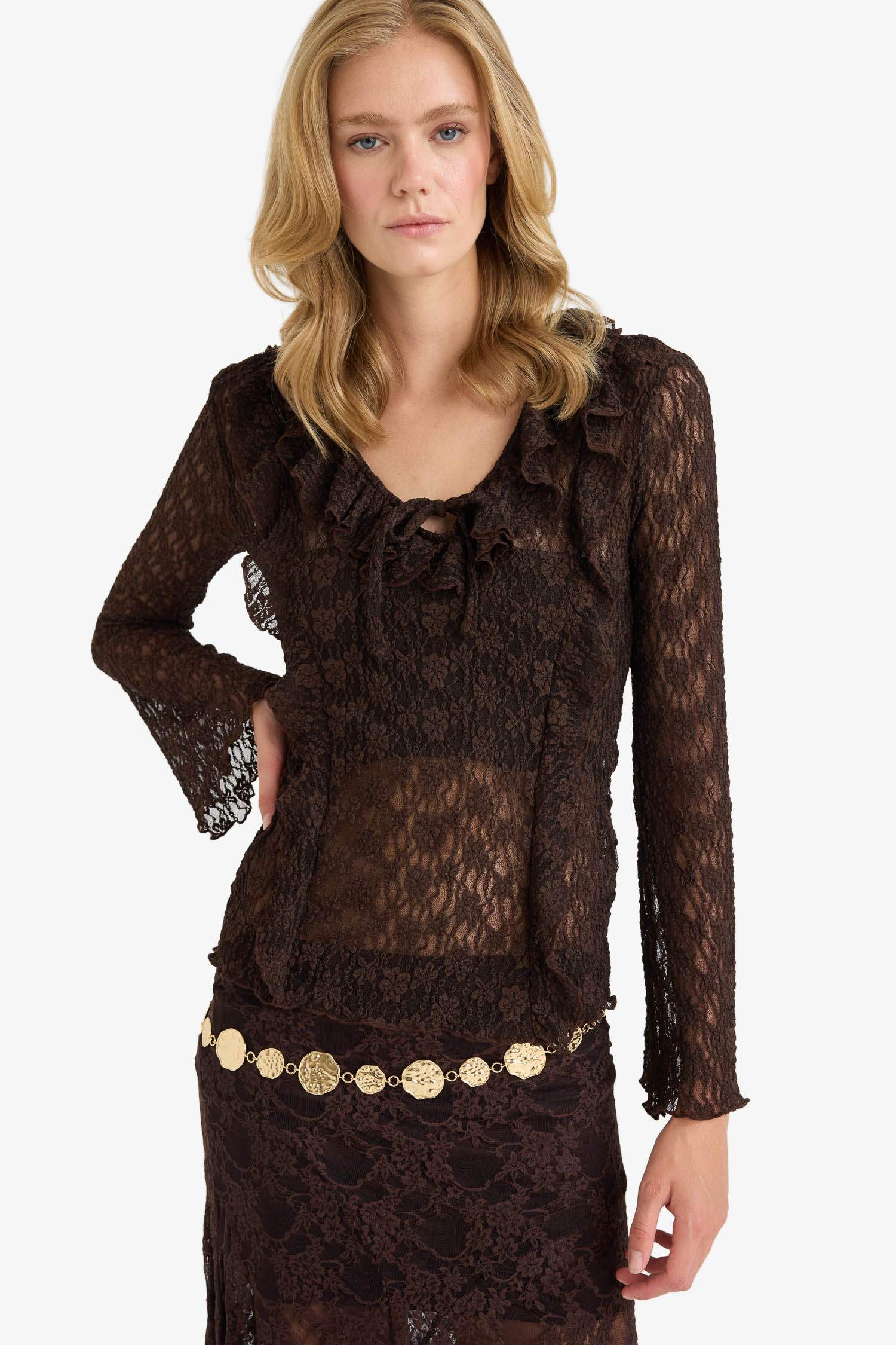 Fitted V Yaka Volanlı Dantel Uzun Kollu Bluz