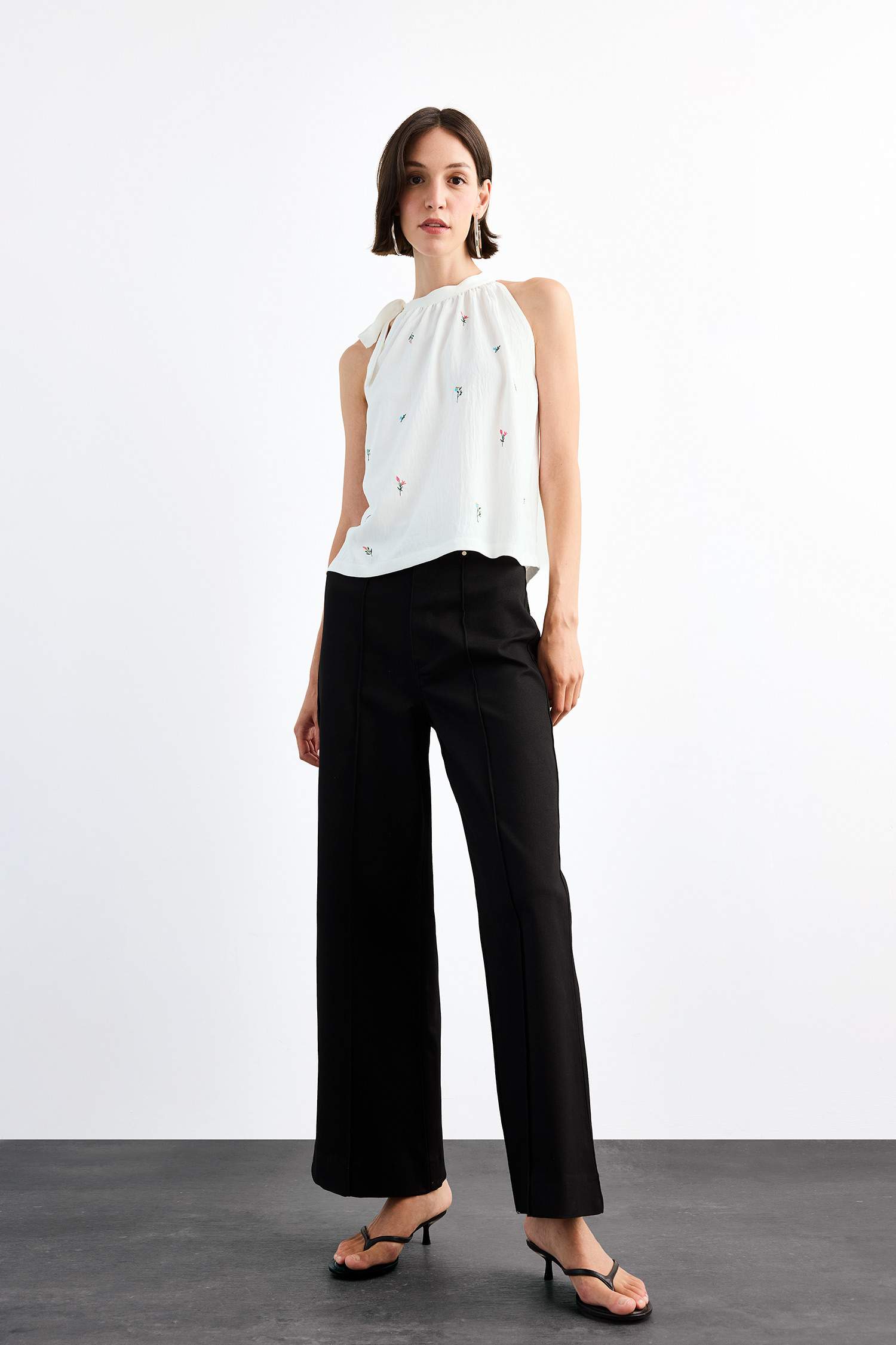 Bağlamalı Çiçek Nakışlı Kolsuz Bluz