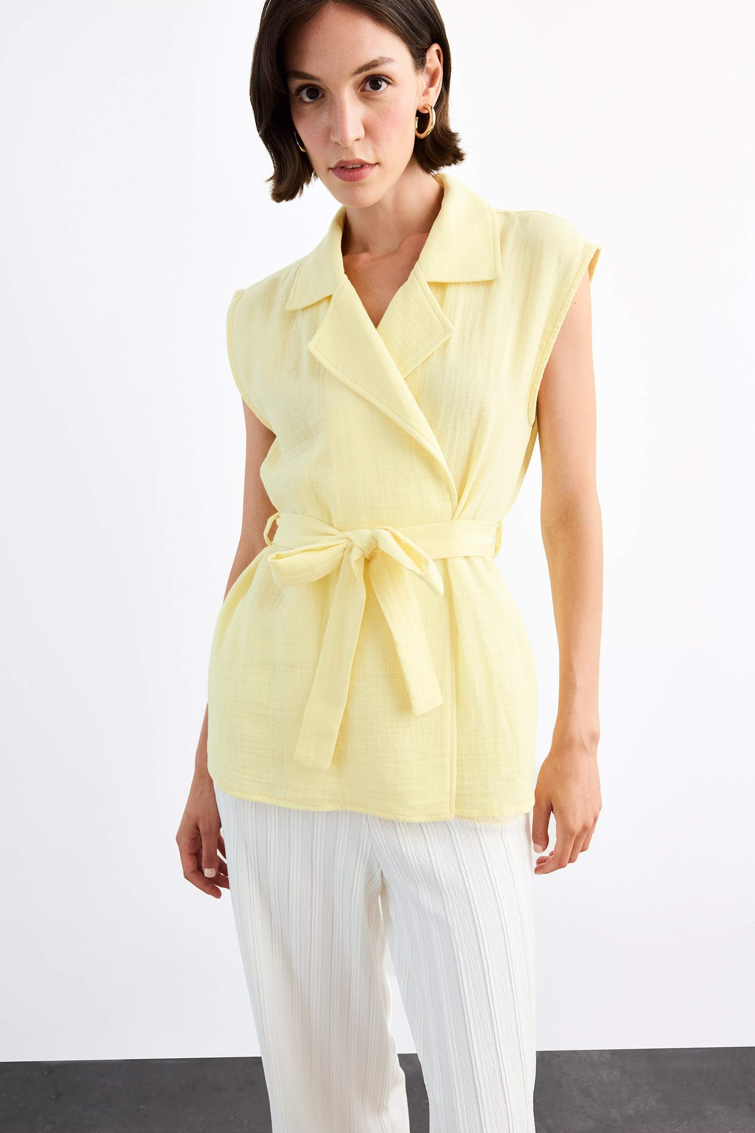 Bağlamalı Ceket Yaka Kolsuz Bluz