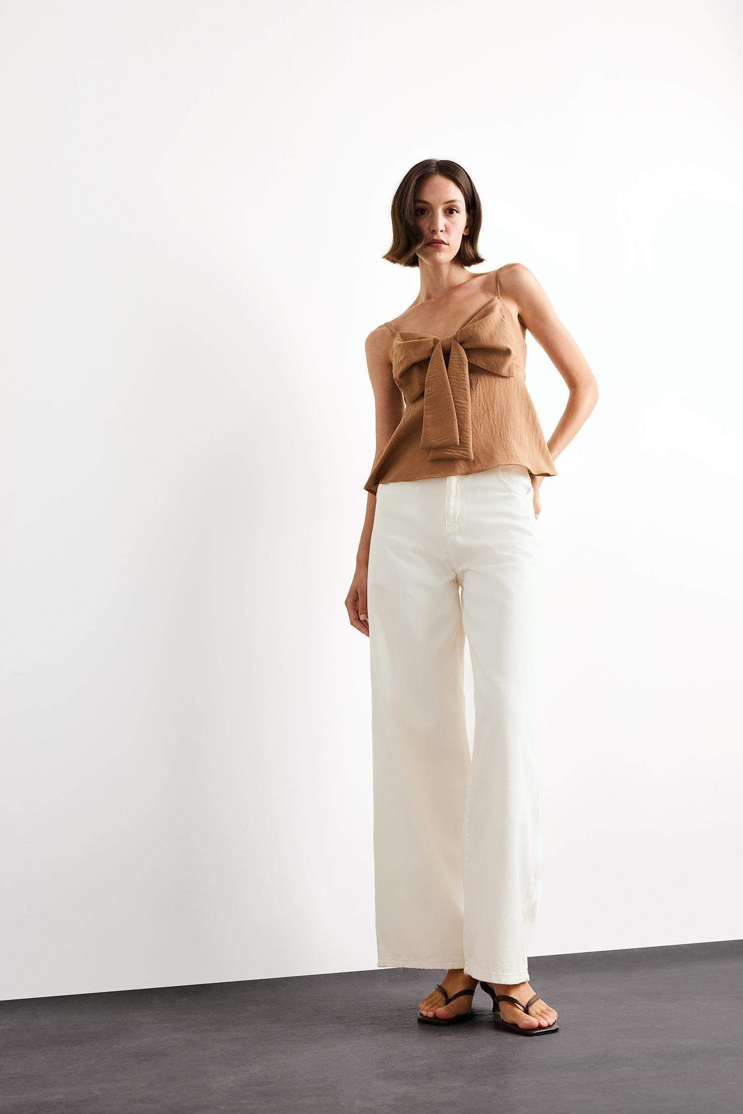 V Yaka Fiyonklu Askılı Bluz