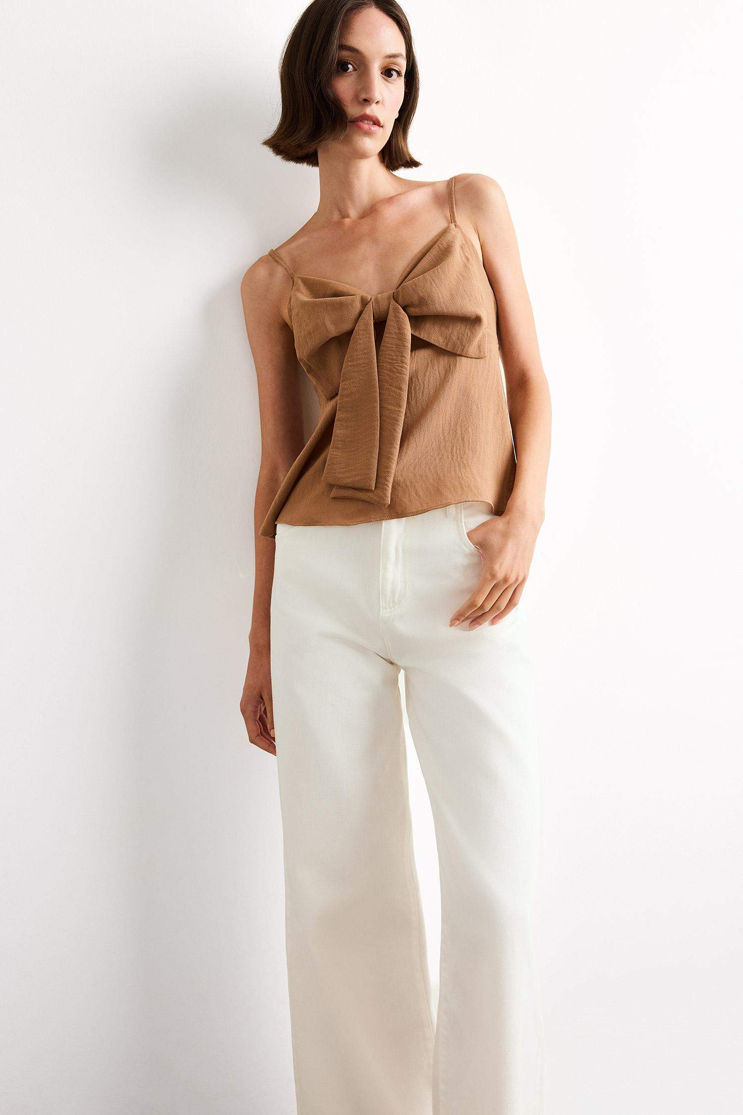 V Yaka Fiyonklu Askılı Bluz