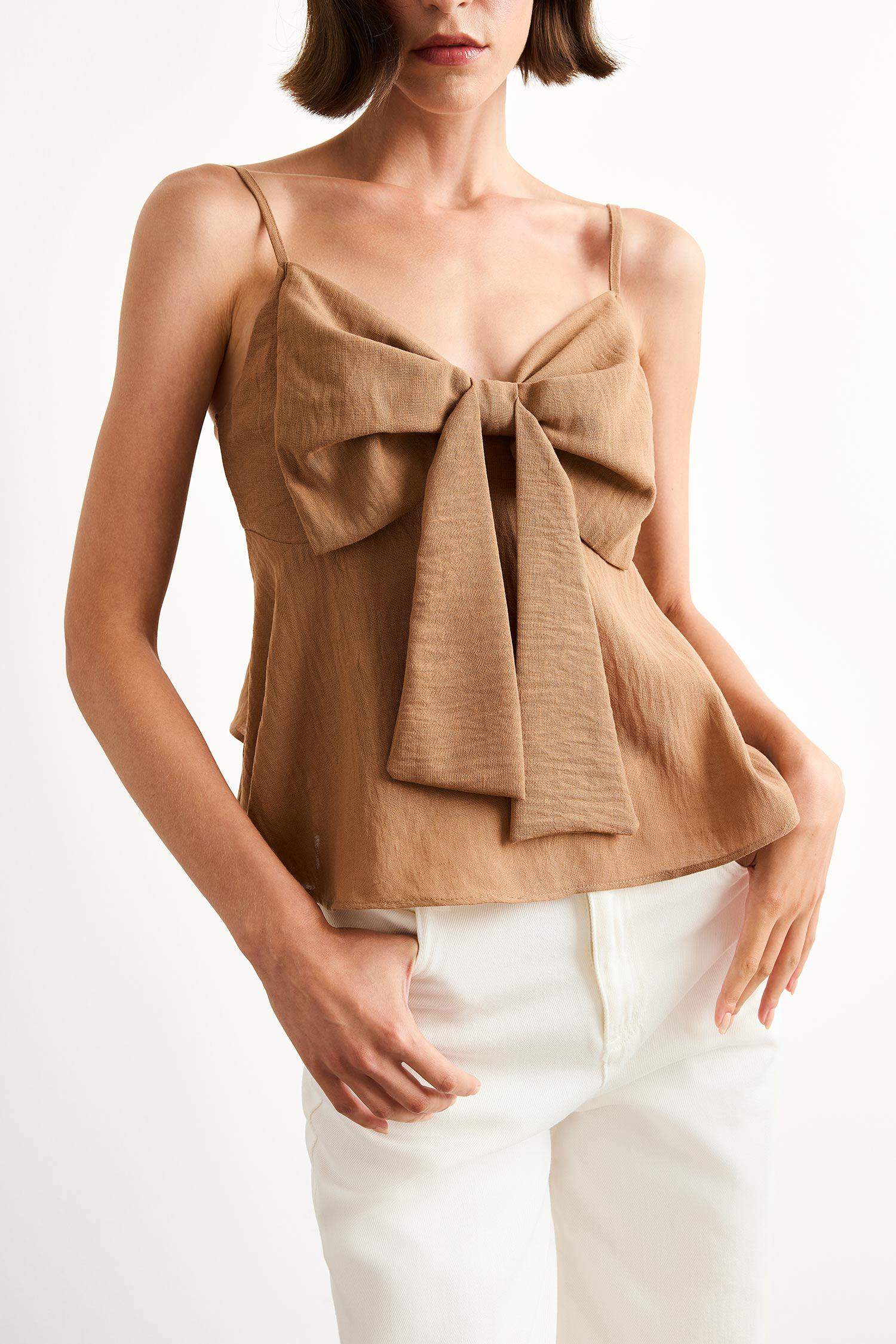 V Yaka Fiyonklu Askılı Bluz