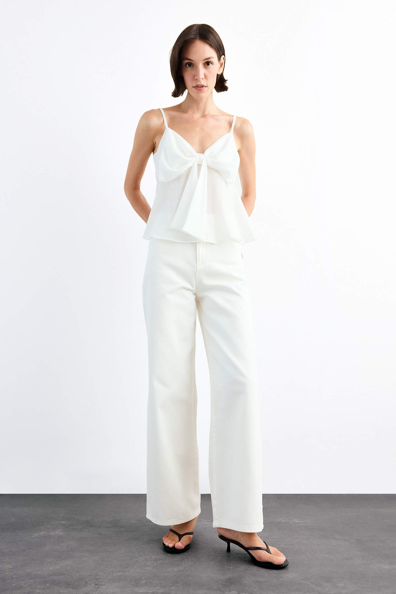 V Yaka Önü Bağlamalı Askılı Bluz