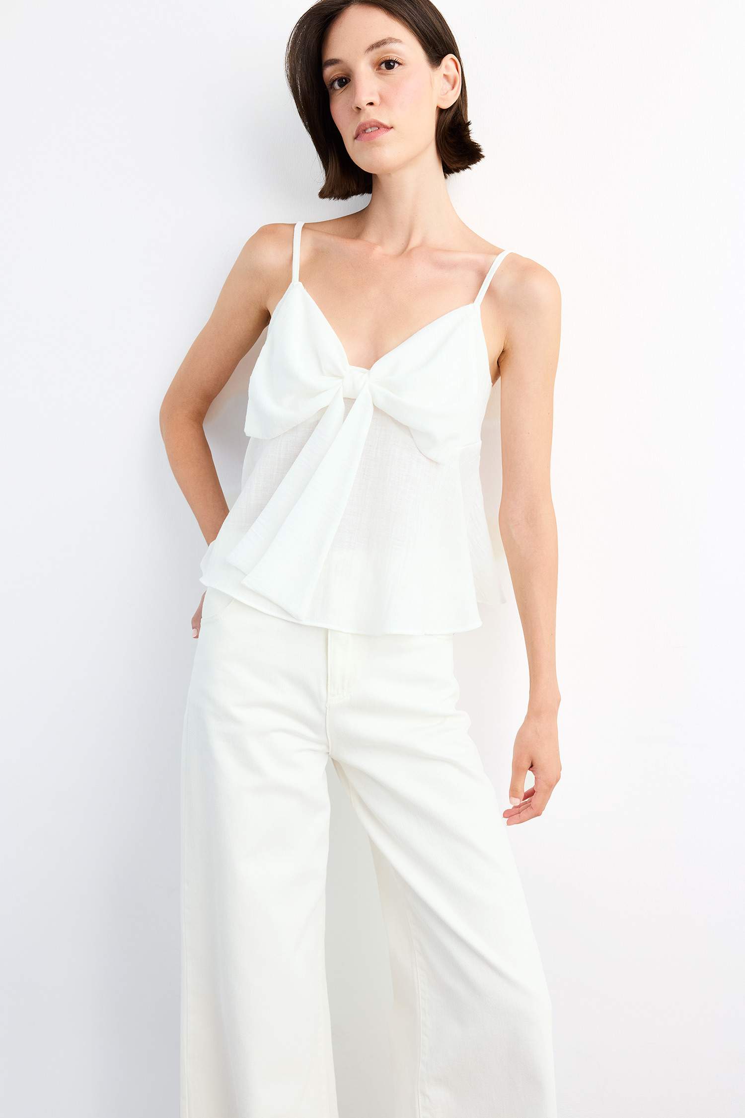 V Yaka Önü Bağlamalı Askılı Bluz