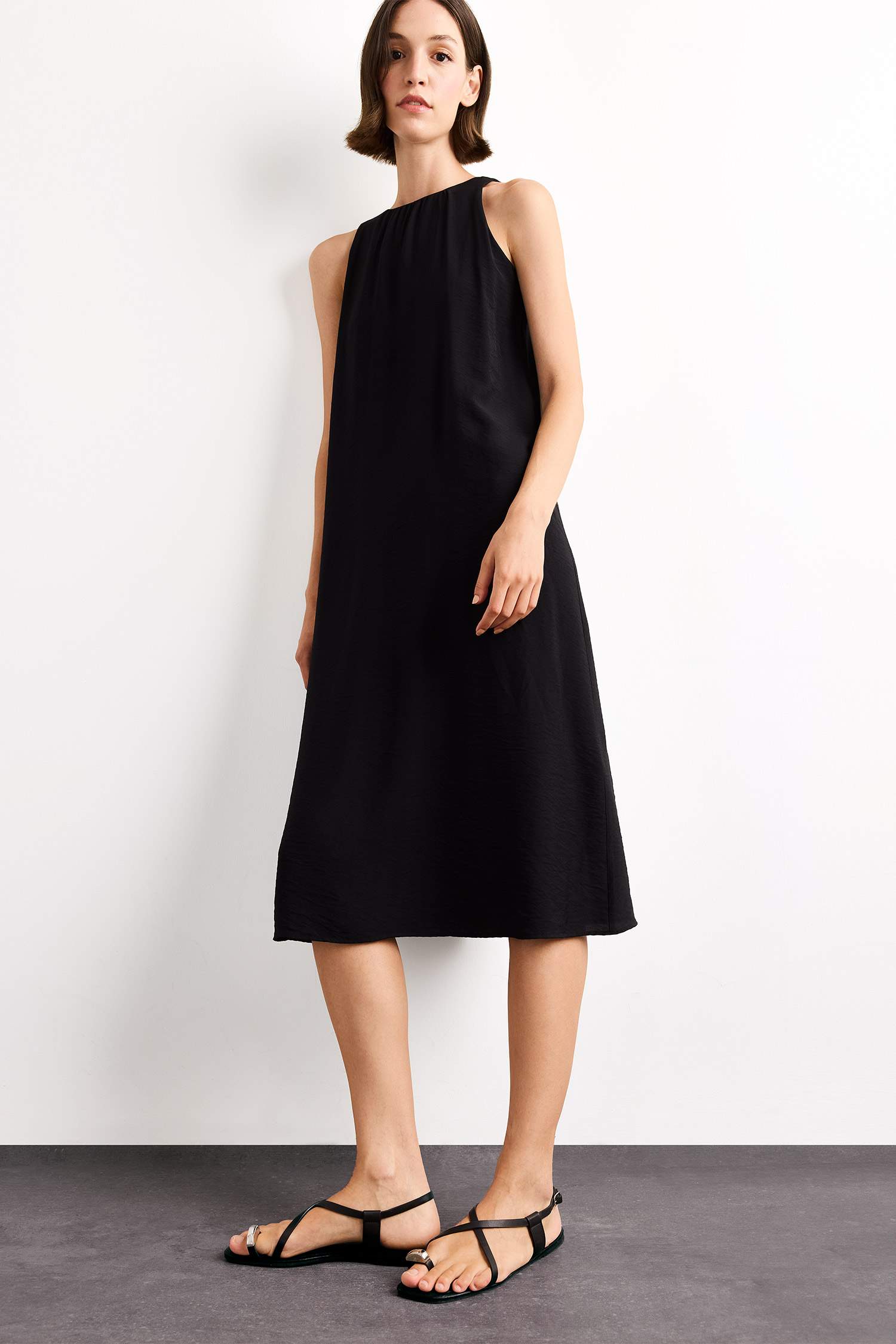 Krinkıl Kumaş Kolsuz Midi Elbise