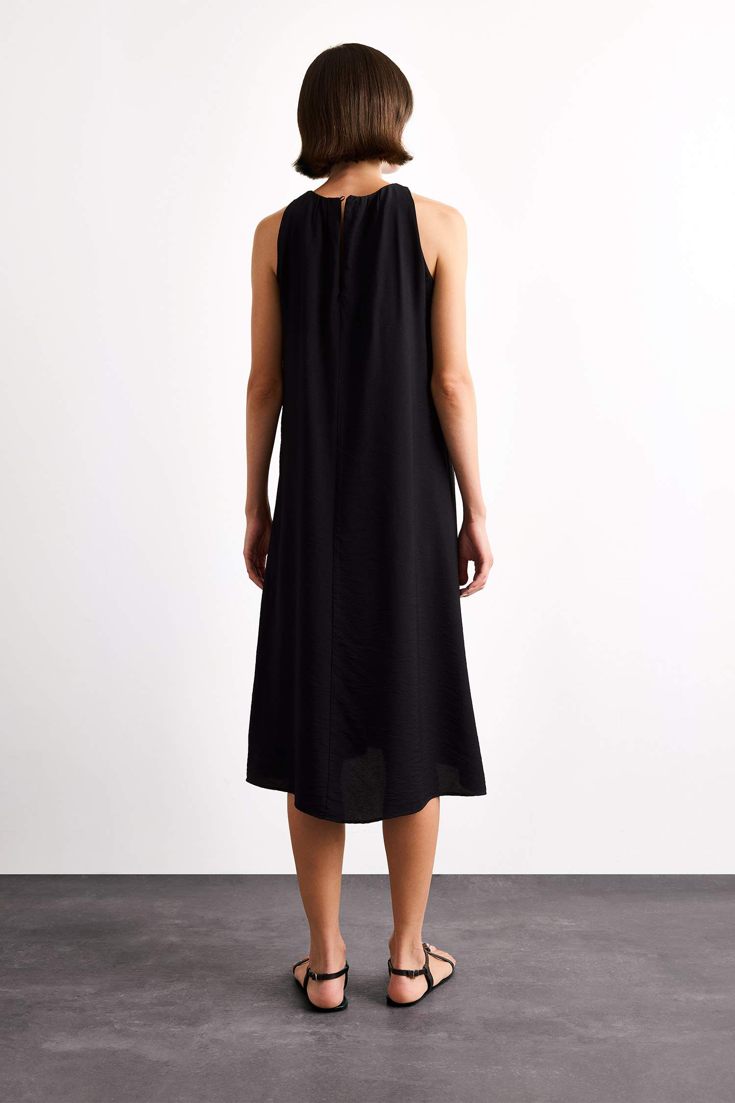 Krinkıl Kumaş Kolsuz Midi Elbise