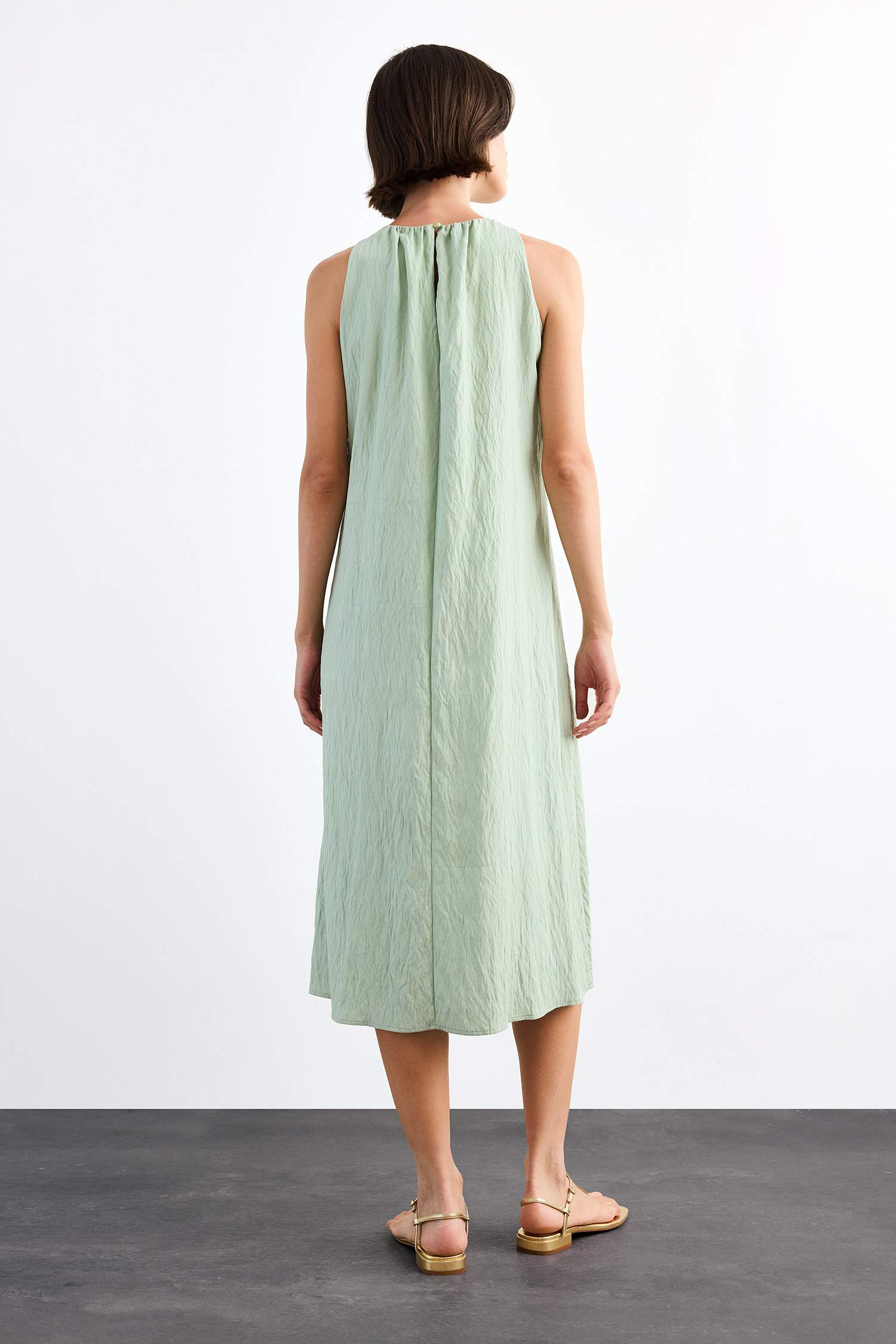 Krinkıl Kumaş Kolsuz Midi Elbise